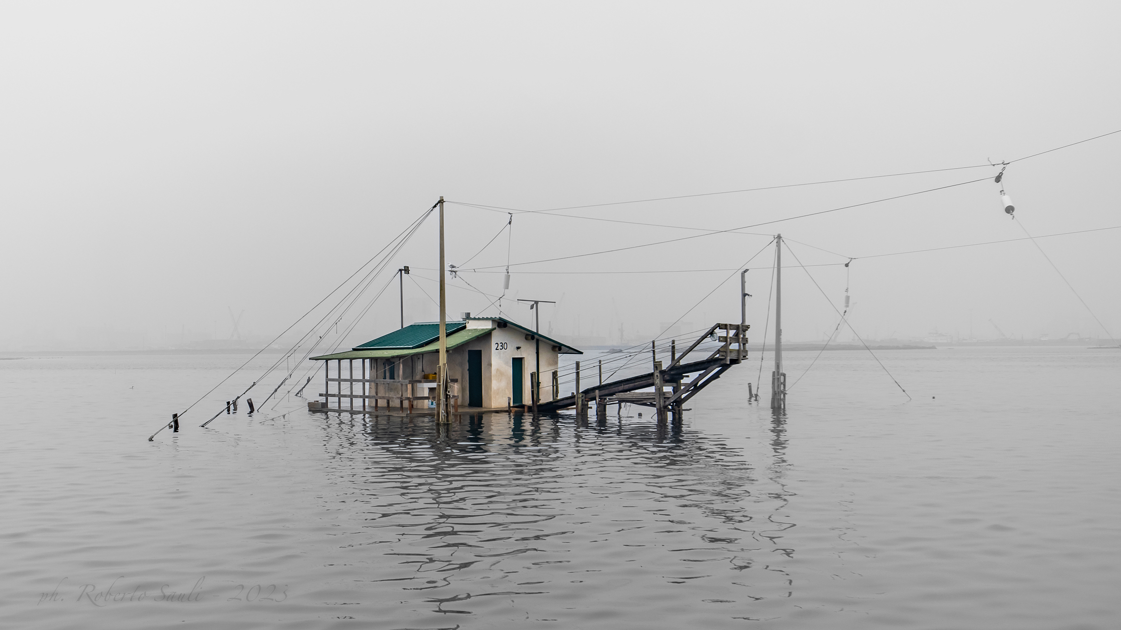 Acqua alta con la nebbia in pialassa Piomboni