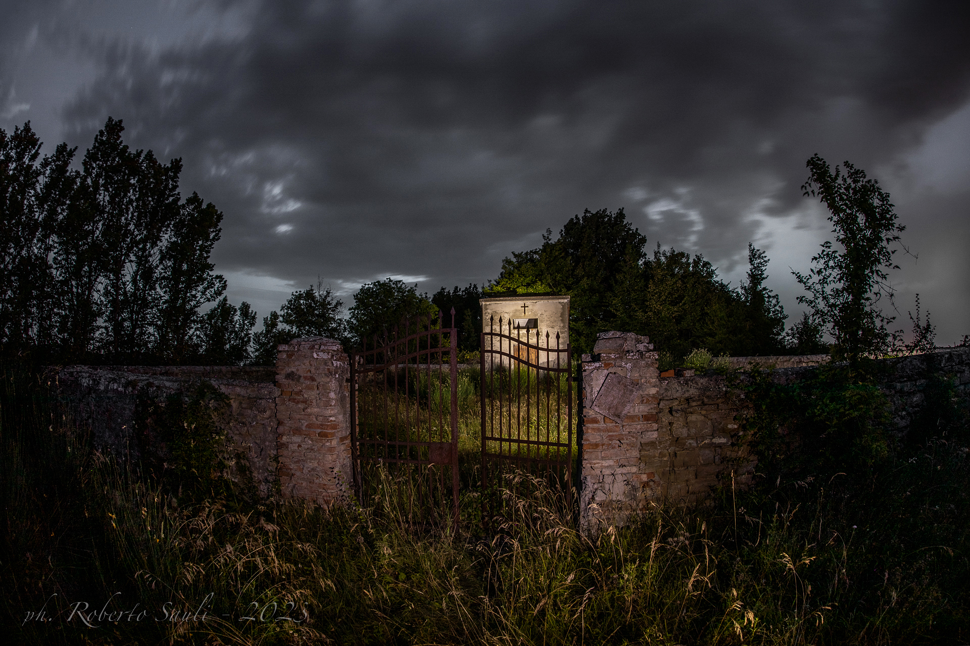 Un piccolo cimitero abbandonato (Appennino romagnolo)