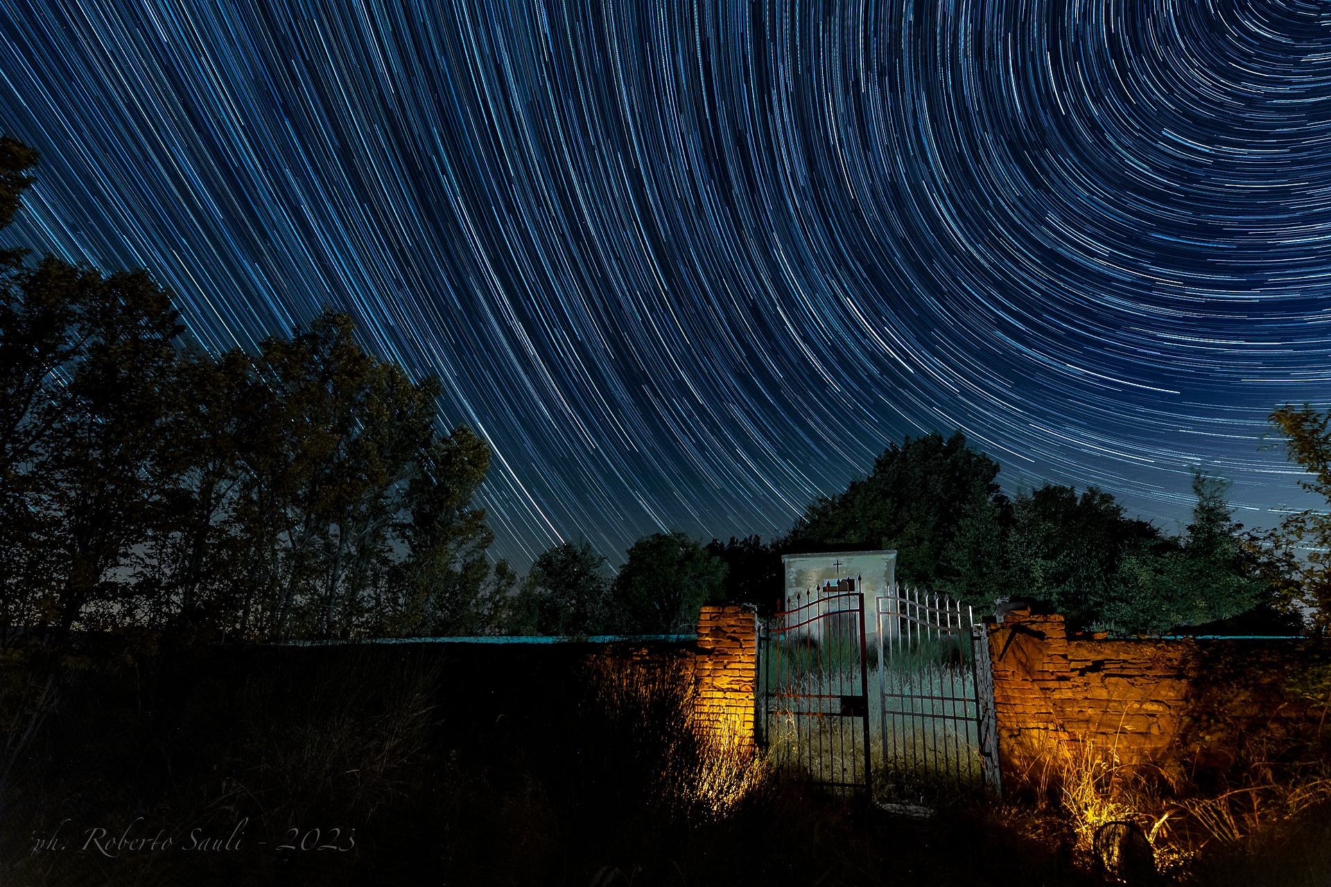 Il piccolo cimitero abbandonato con scia di stelle