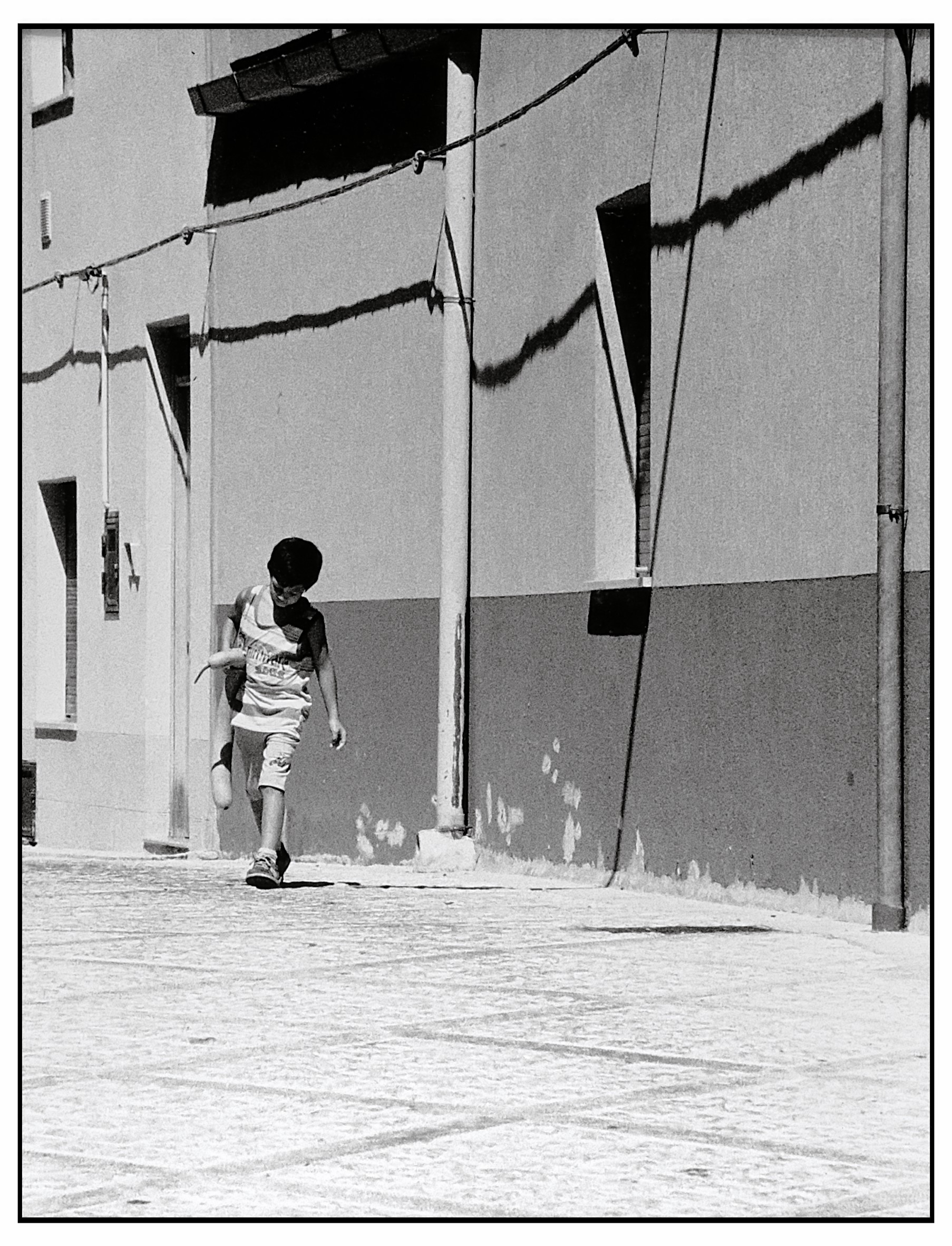 Sotto il sole di mezzogiorno.