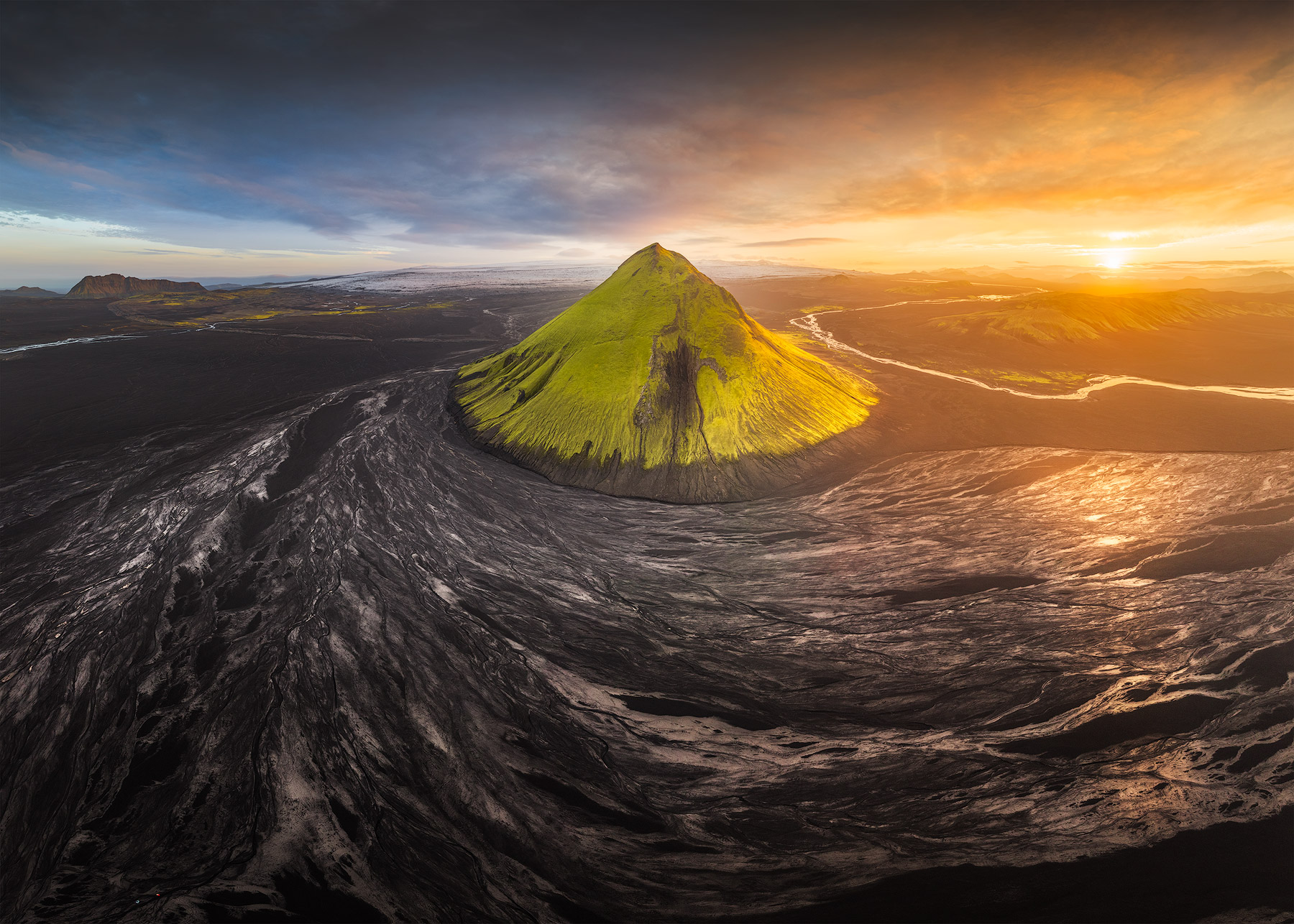 La montagna verde nel deserto di cenere