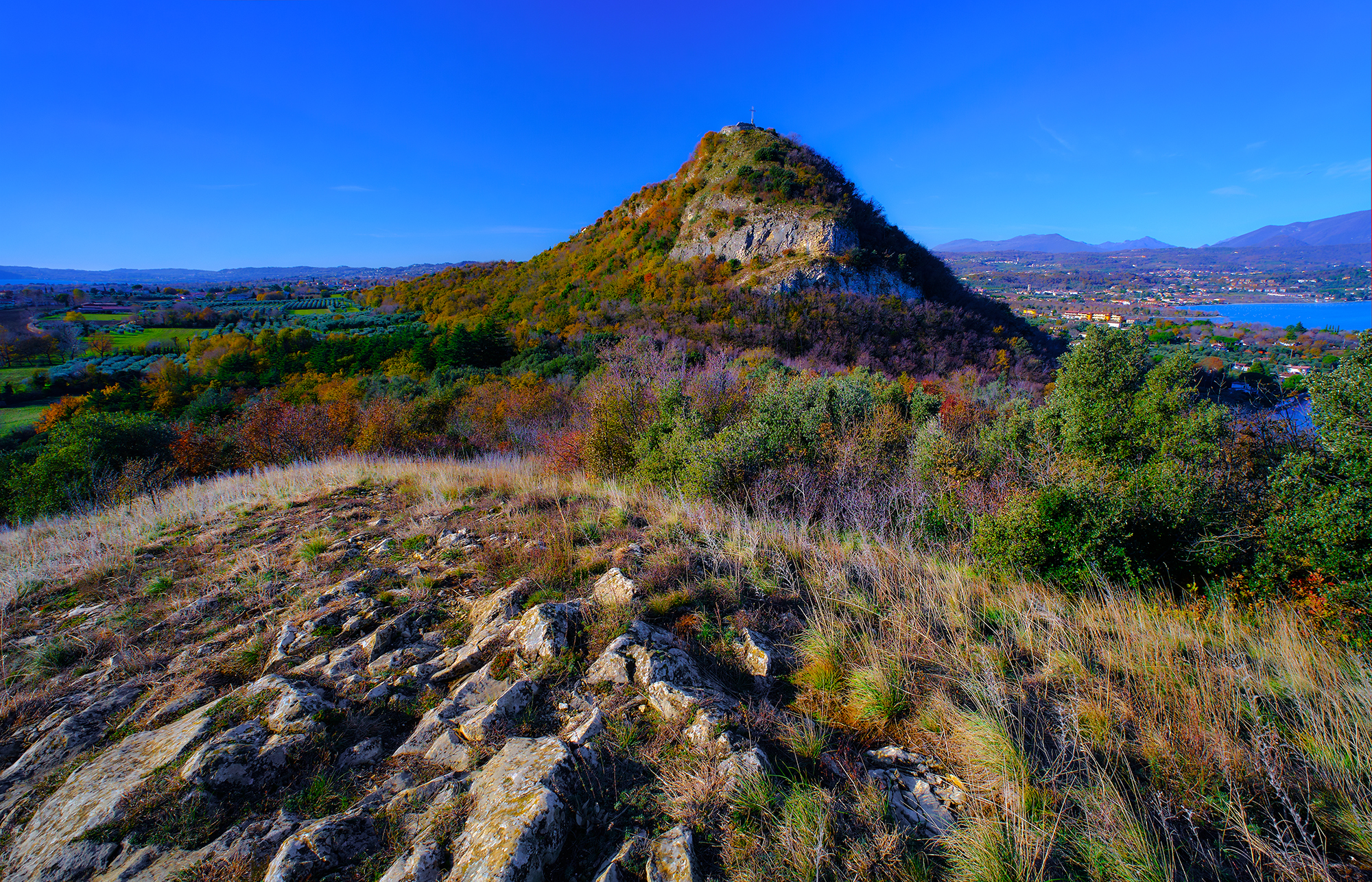 Rocca di Manerba in tecnicolor.