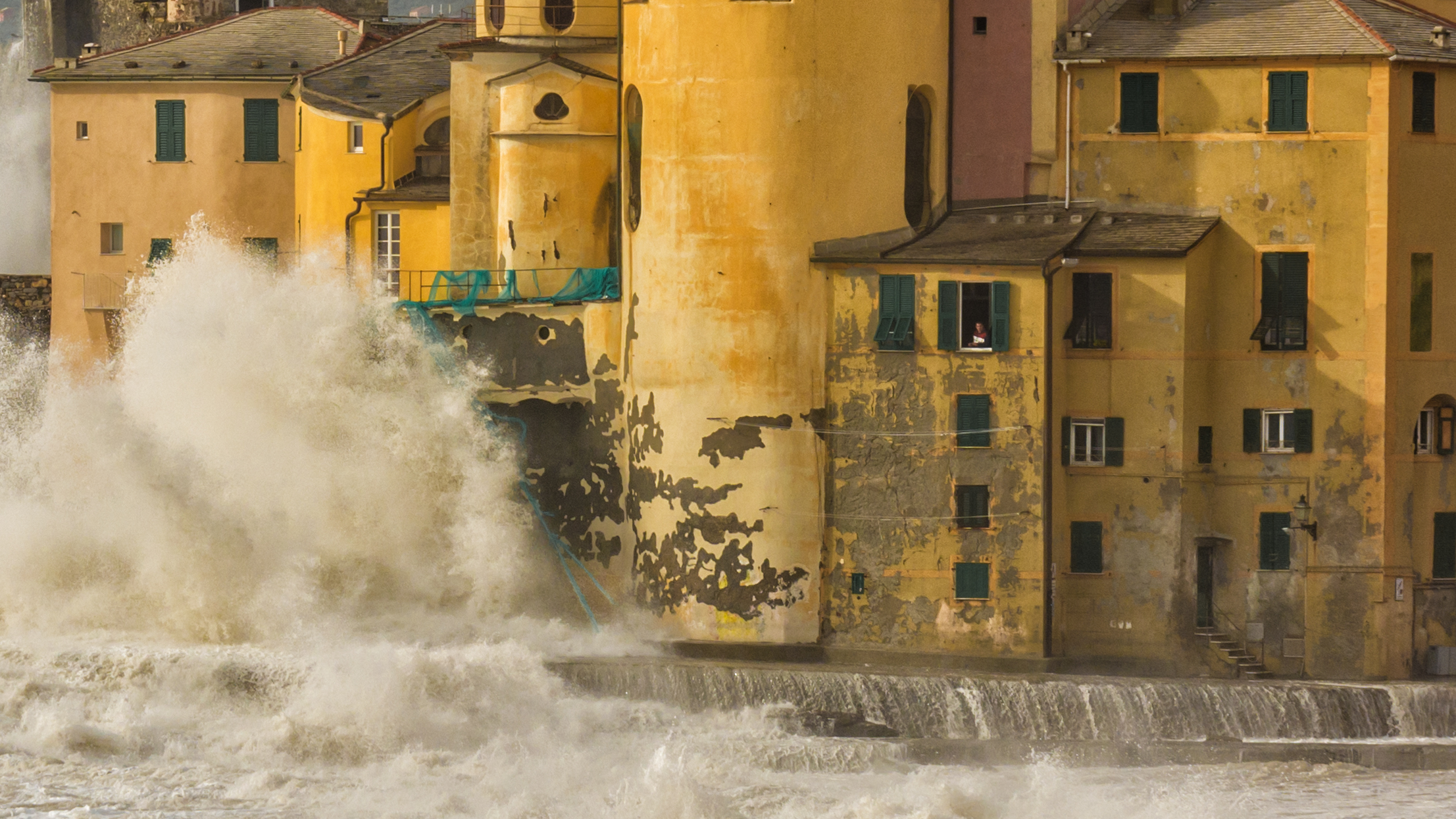 Osservando la mareggiata dalla finestra