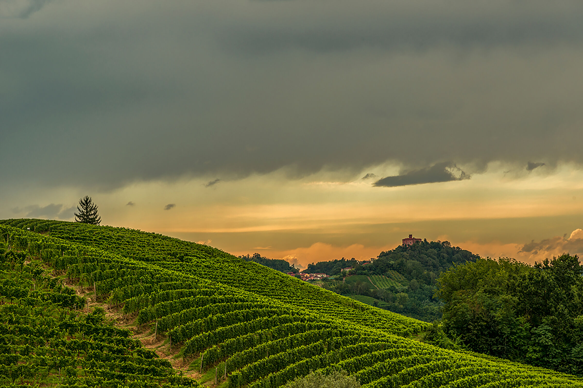 Thunderstorm over Monteu Roero