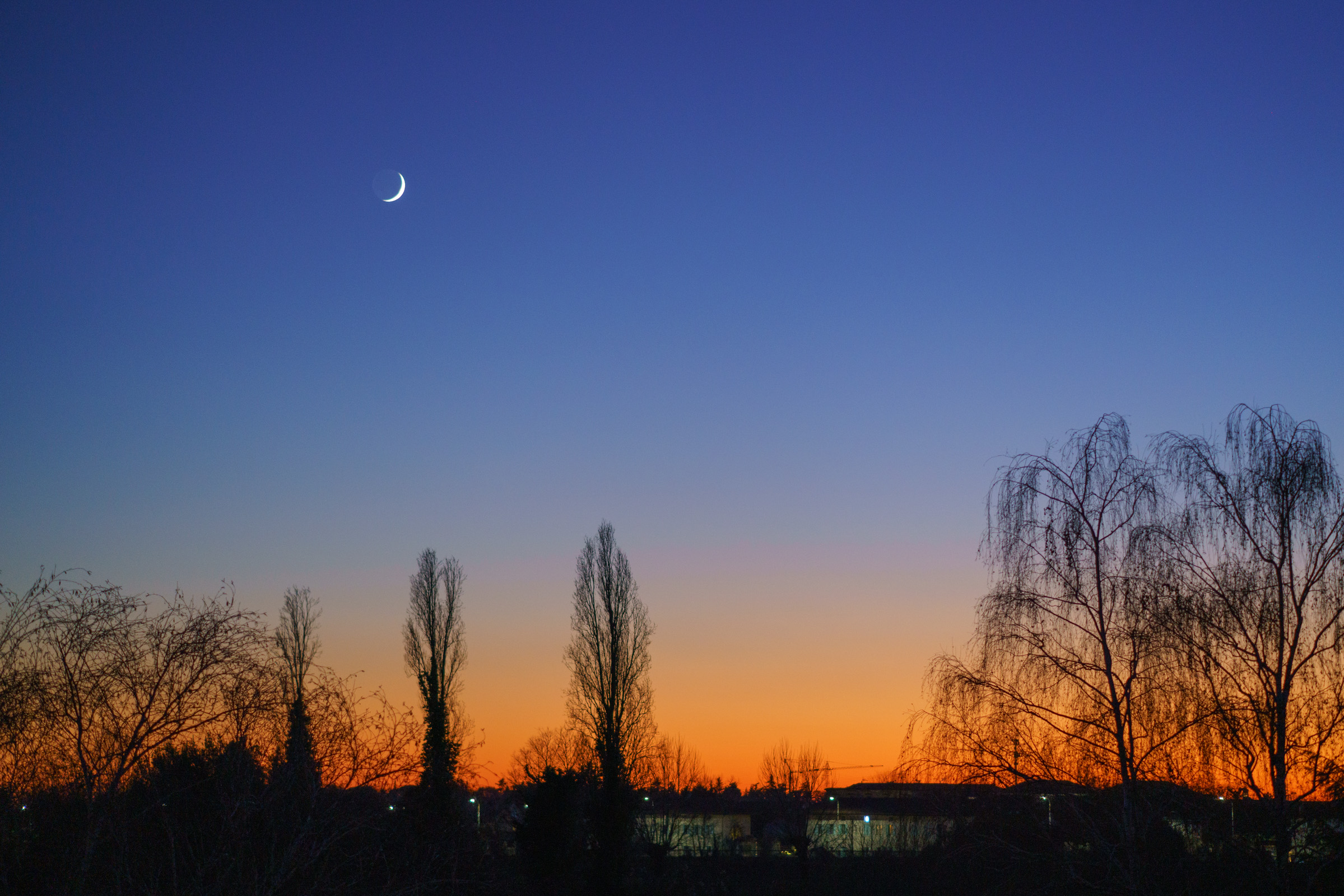 tramonto con luna e case