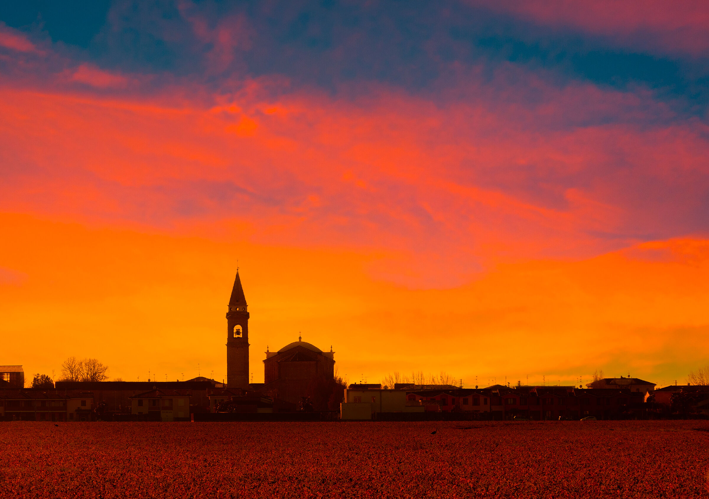 Il rosso di sera illumina la pianura