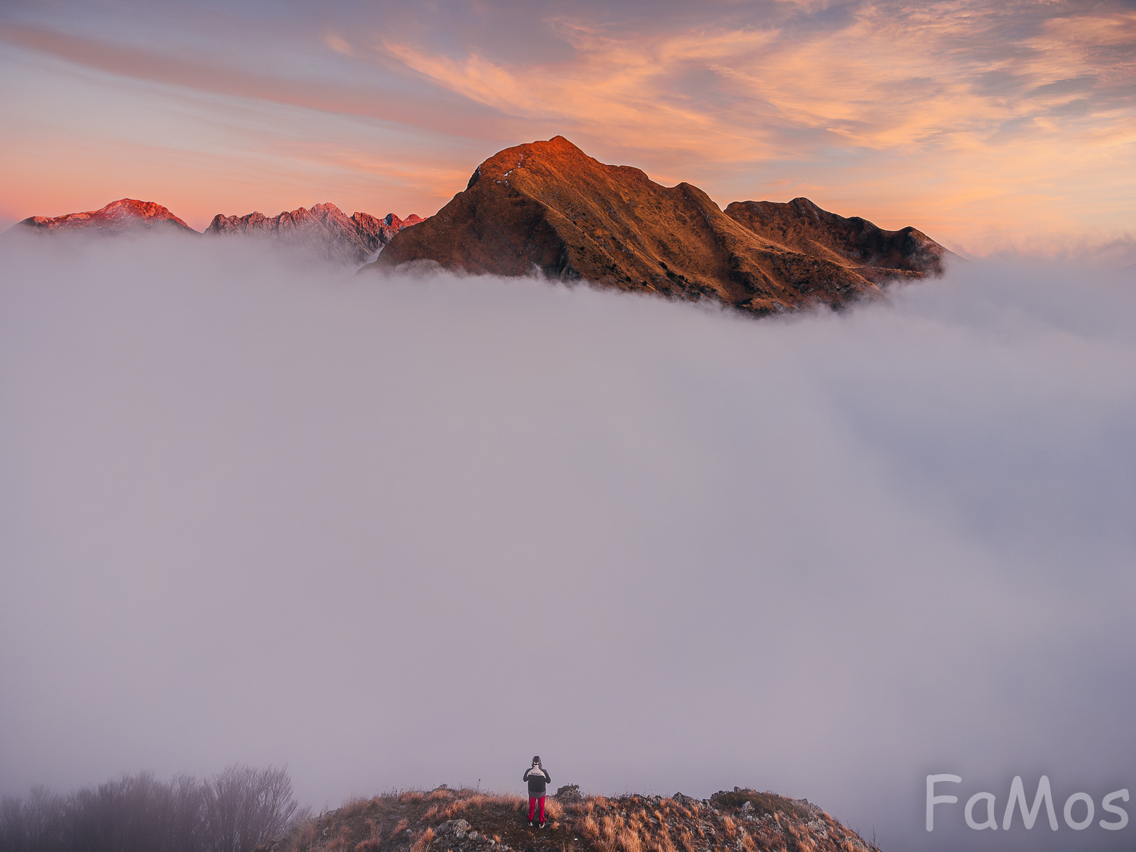 Mare di nuvole e isole di montagne