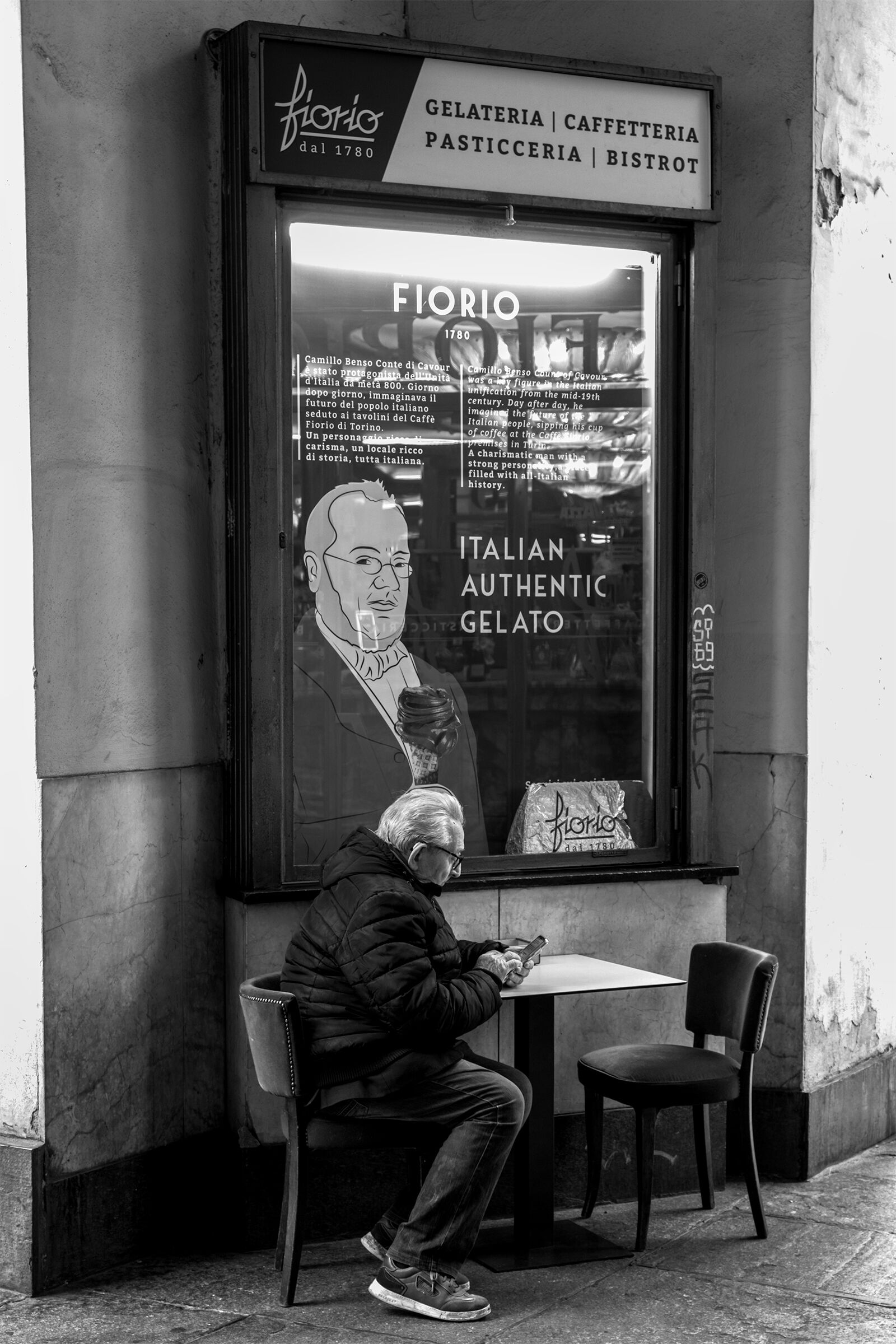 Socialize while waiting for ice cream.