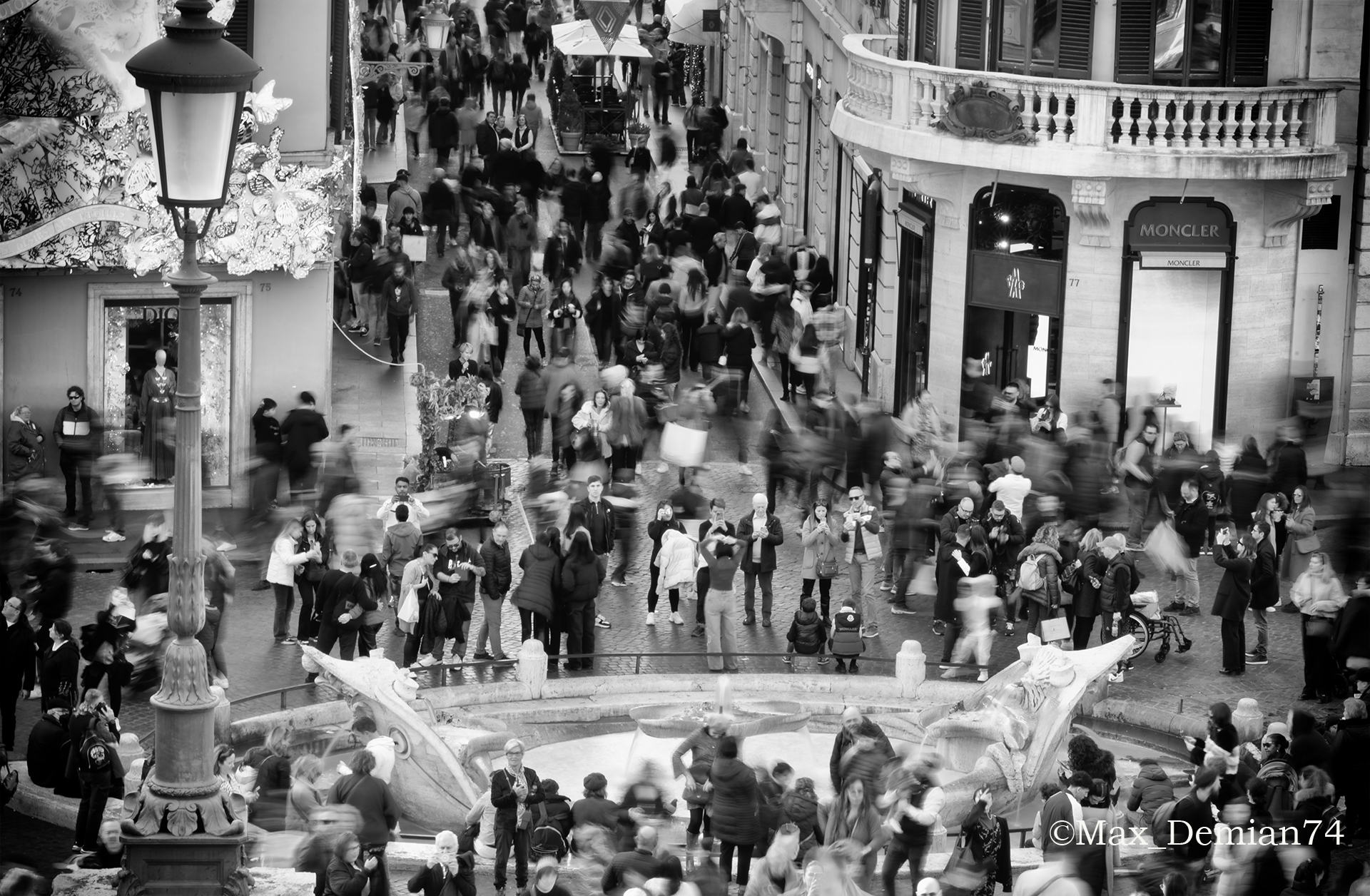 il fiume umano di Piazza di Spagna (Roma)