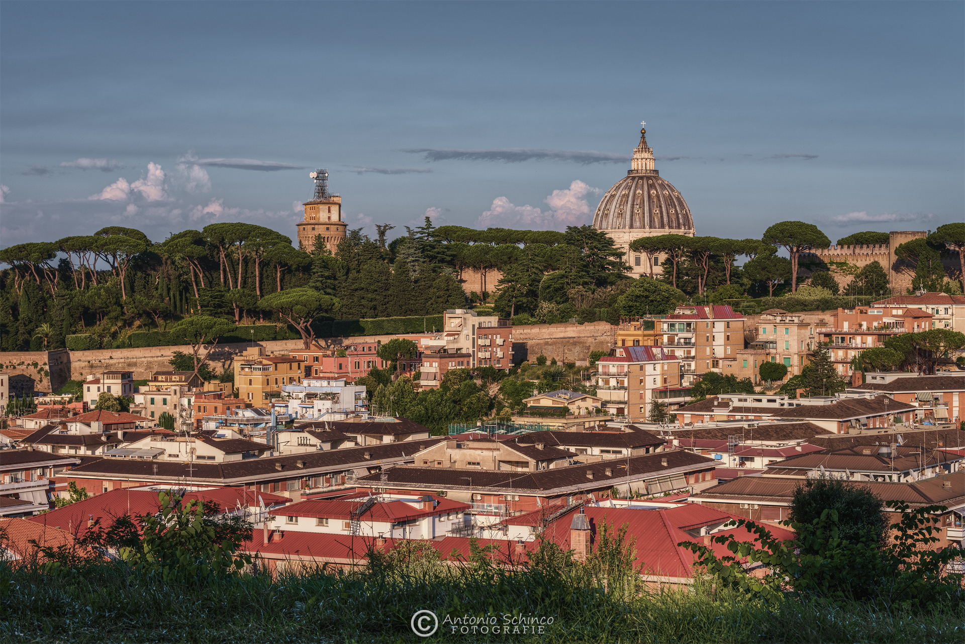 La Cupola di San Pietro e le antenne di Radio Vaticana