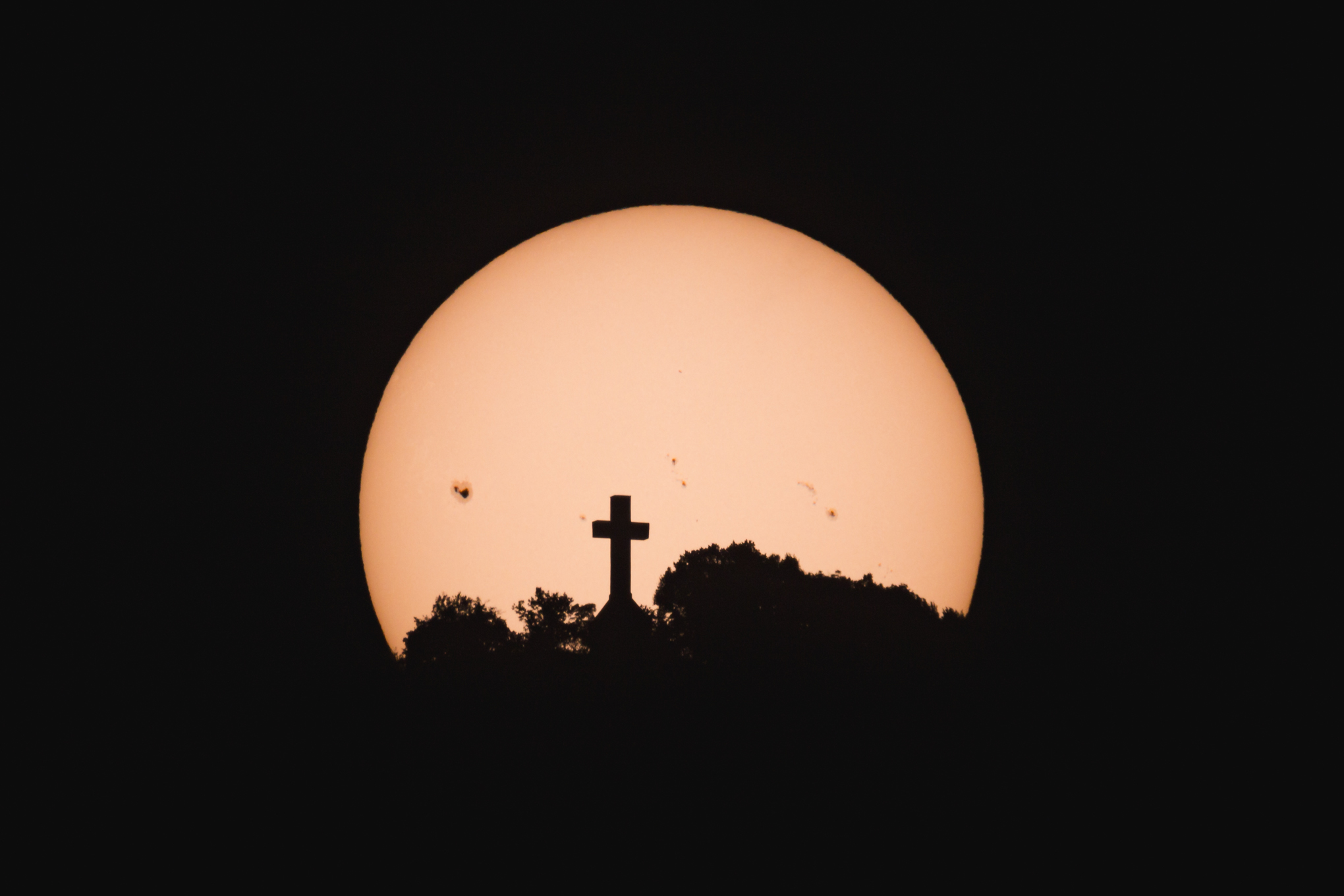 Cima del Musinè sul disco solare