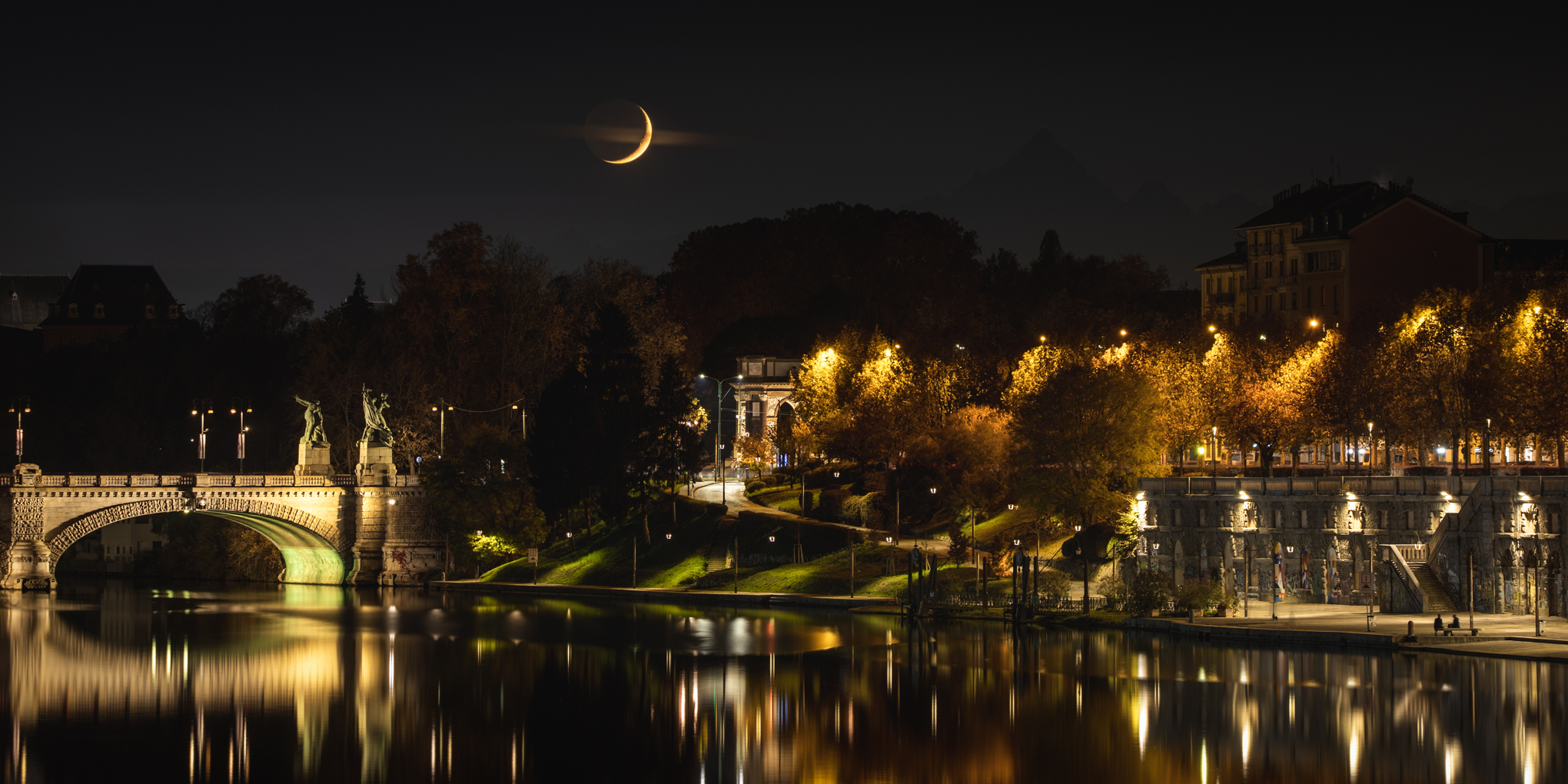 Falce di Luna che tramonta su Torino