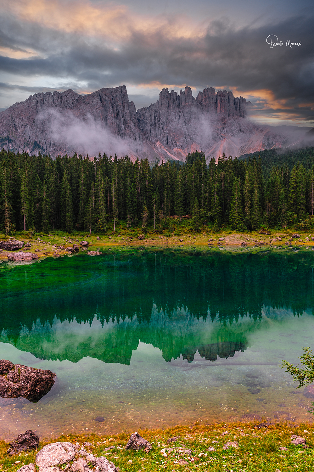 Dolomiti, lago Carezza, sullo sfondo il Latemar
