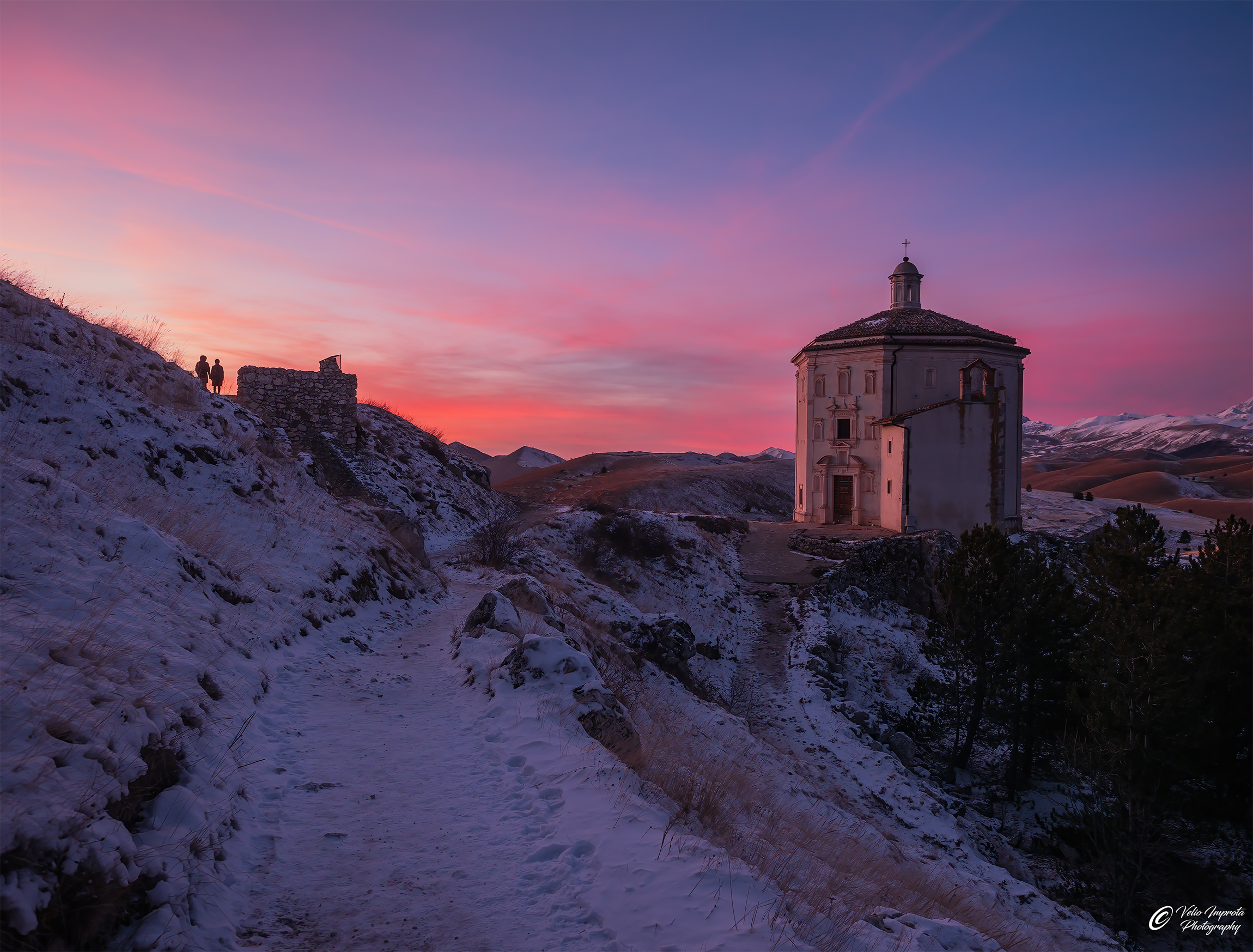 Tenendosi per mano ammirando il tramonto