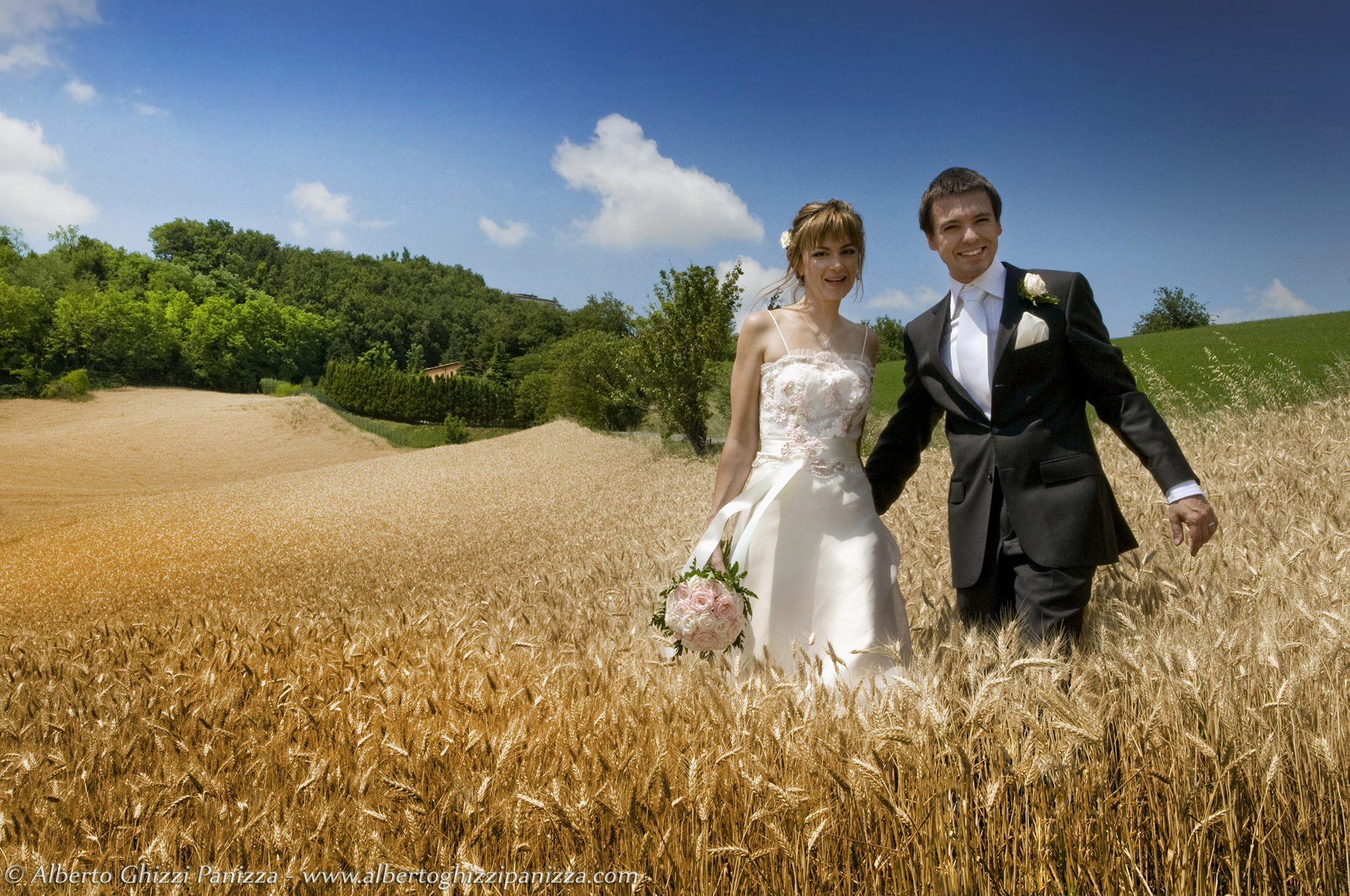 Sposi nel campo di grano
