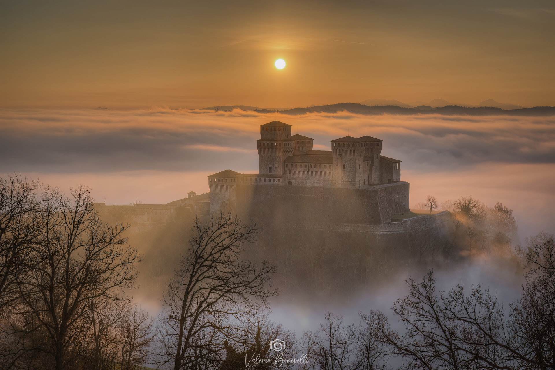 Castello di Torrechiara avvolto da un mare di nebbia