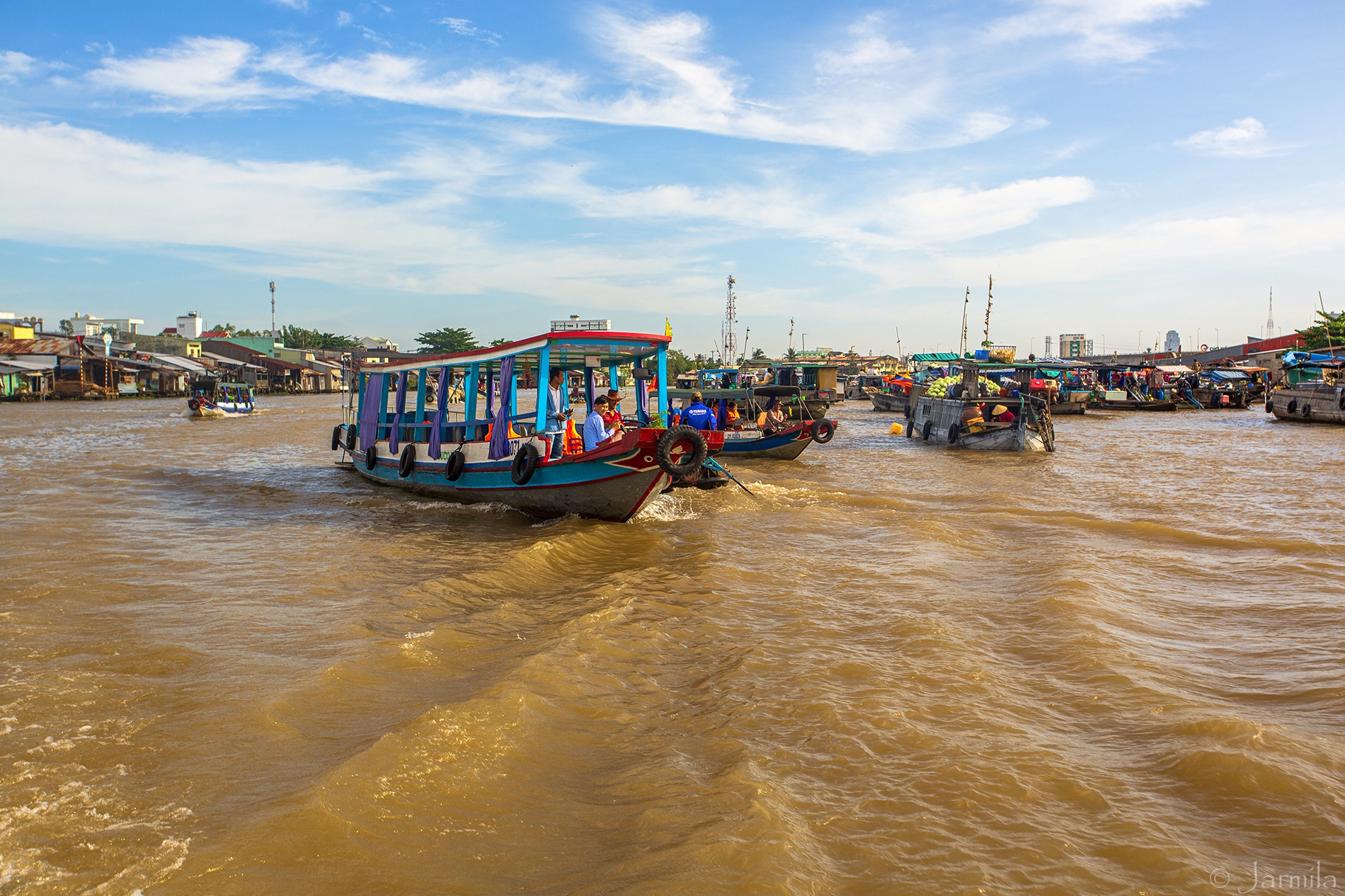 Mercato galleggiante nel Delta del Mekong in Vietnam