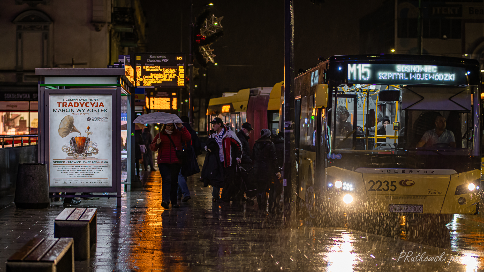 Deszczowy poranek w mieście.