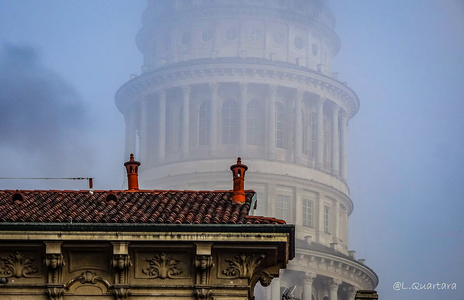Cupola nella nebbia