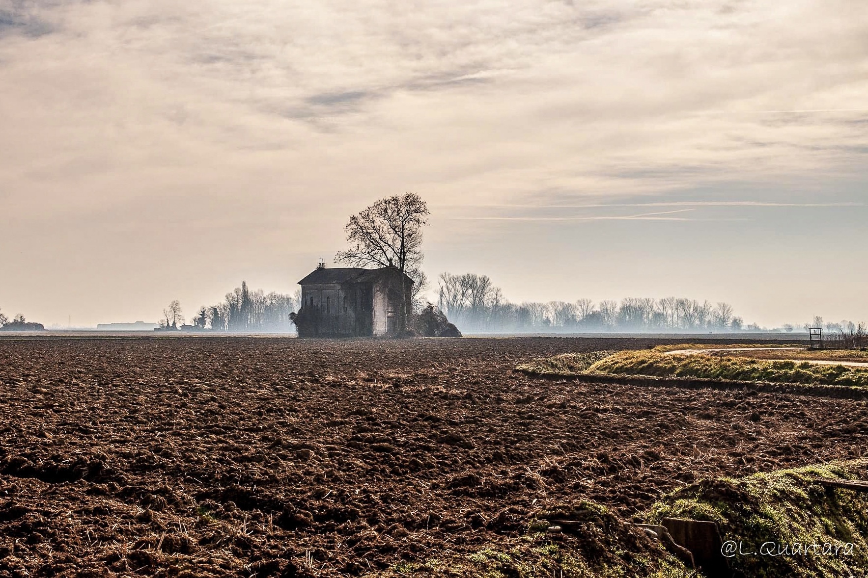 Deconsecrated country oratory