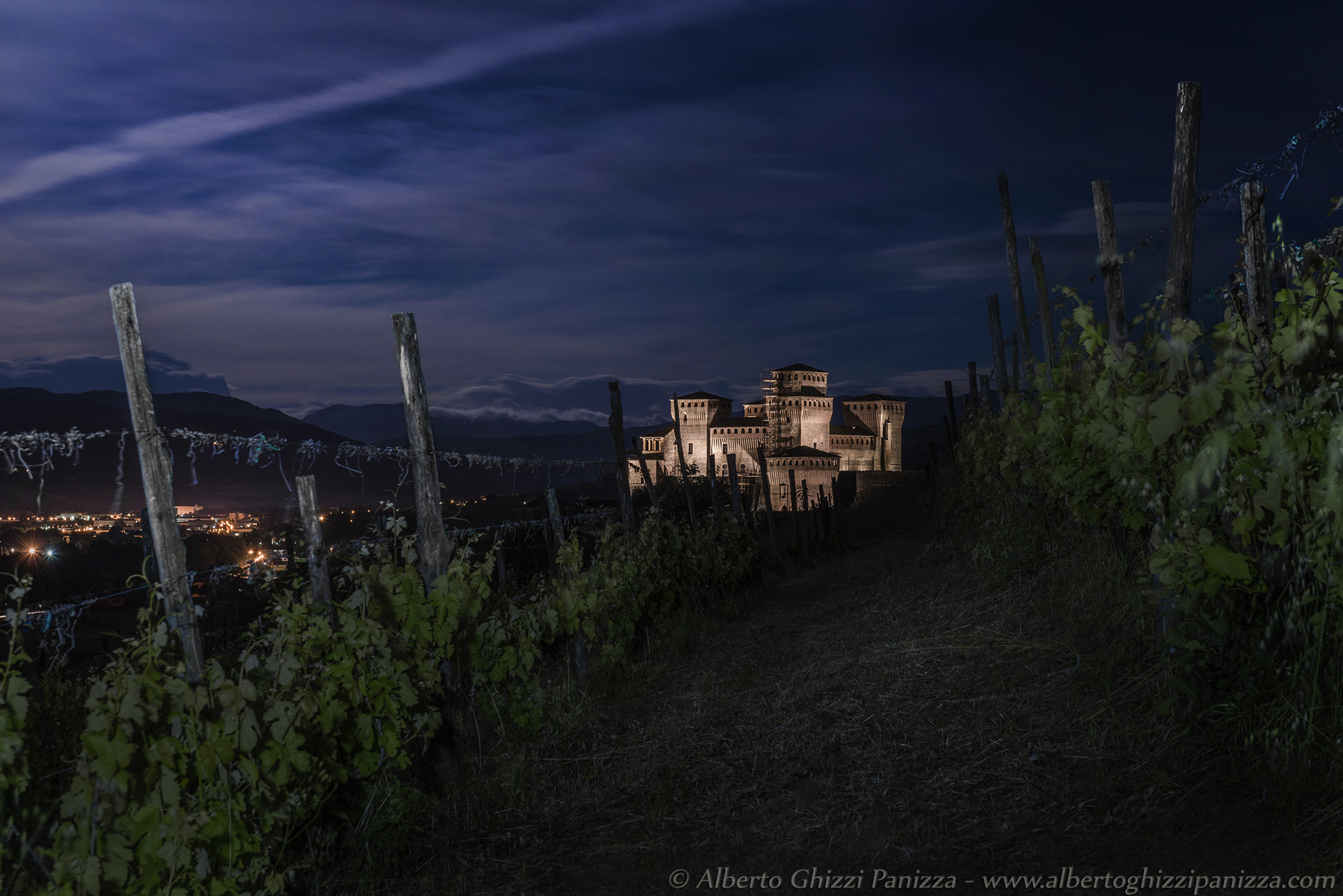 Among the vineyards of Torrechiara in the moonlight