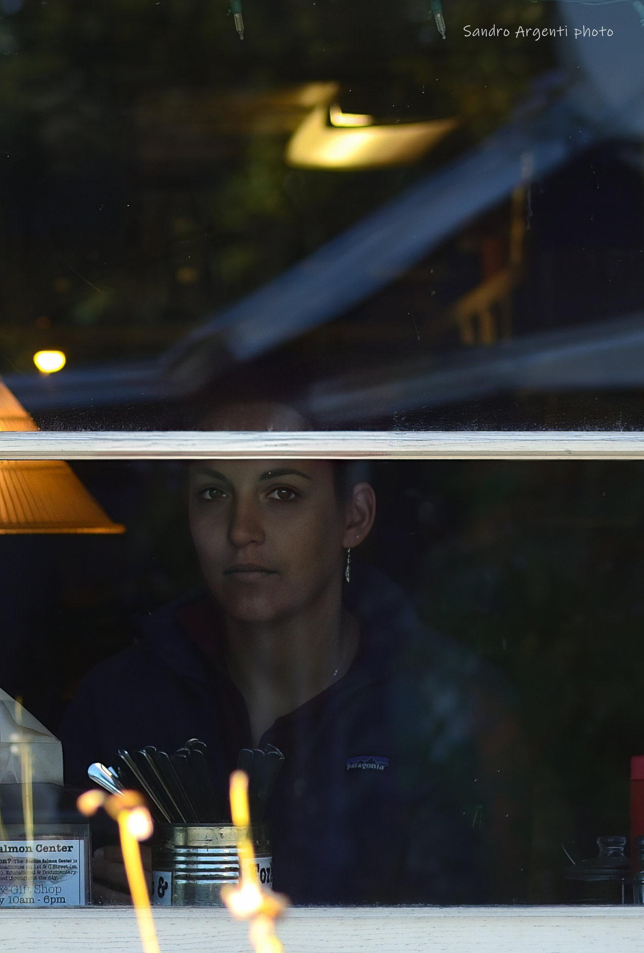 Sguardo nascosto dietro a una finestra. Alaska.