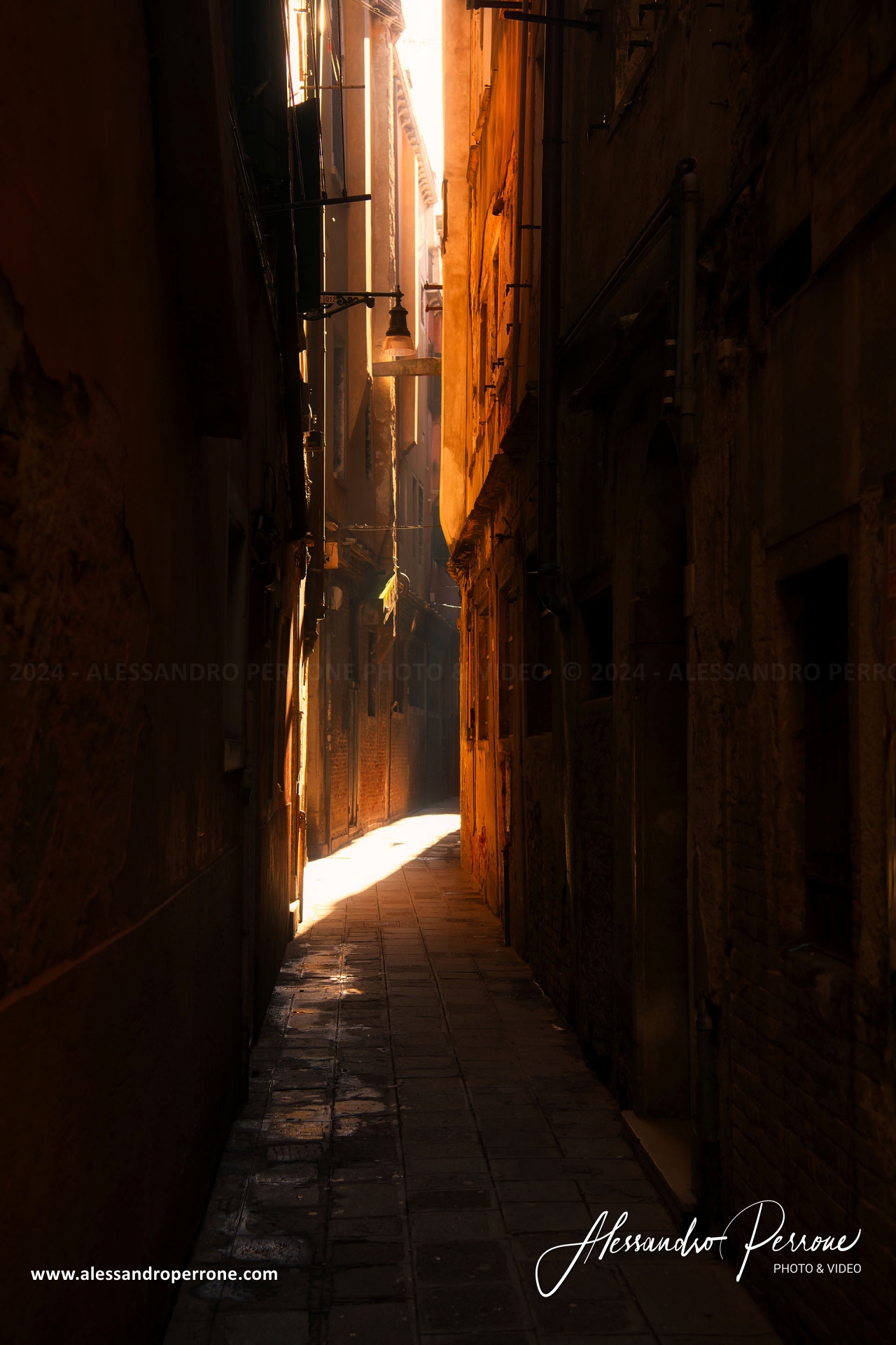 Calle veneziana con giochi di luce