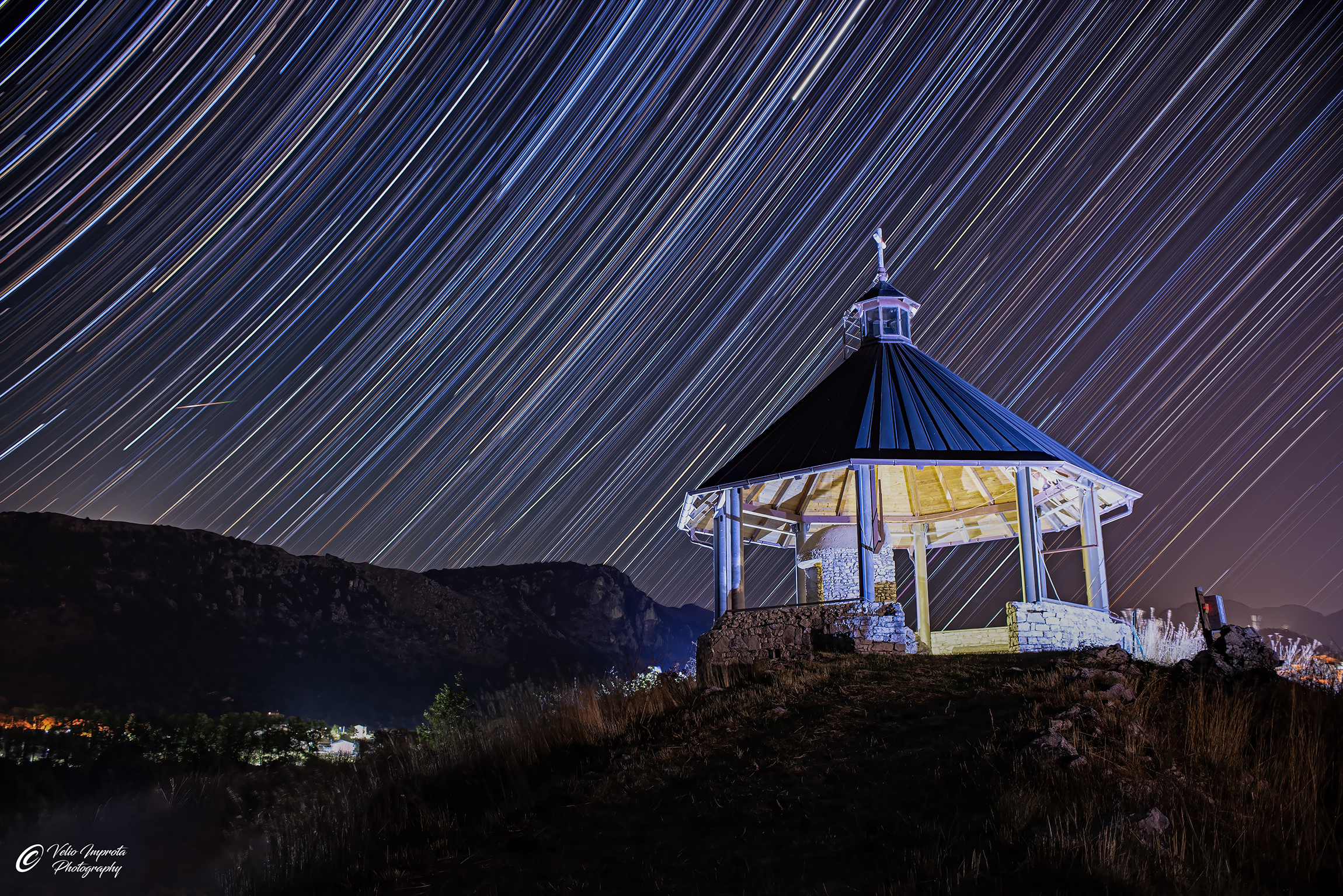 Startrail to the hut
