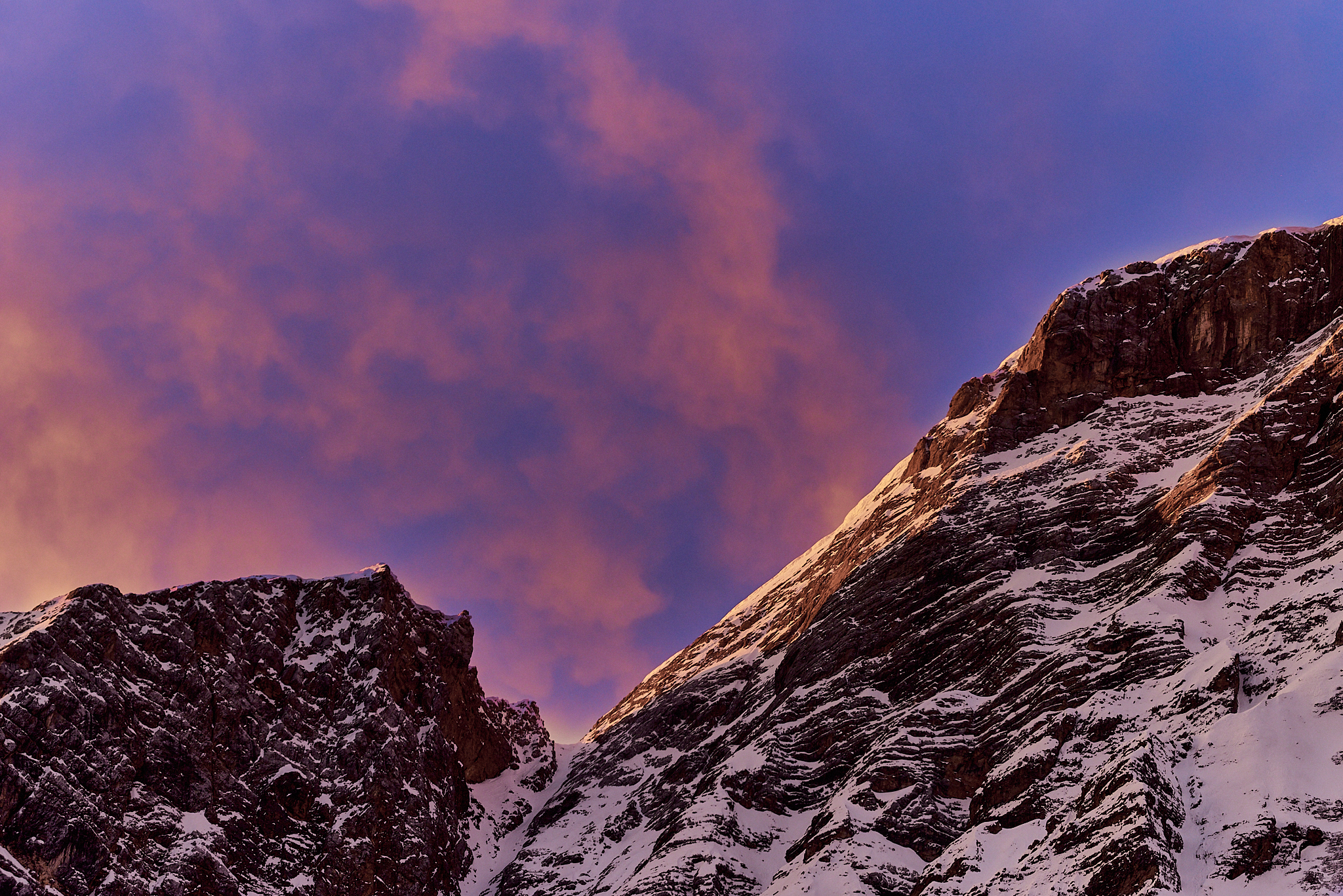 The first light of dawn illuminates the Croda del Becco