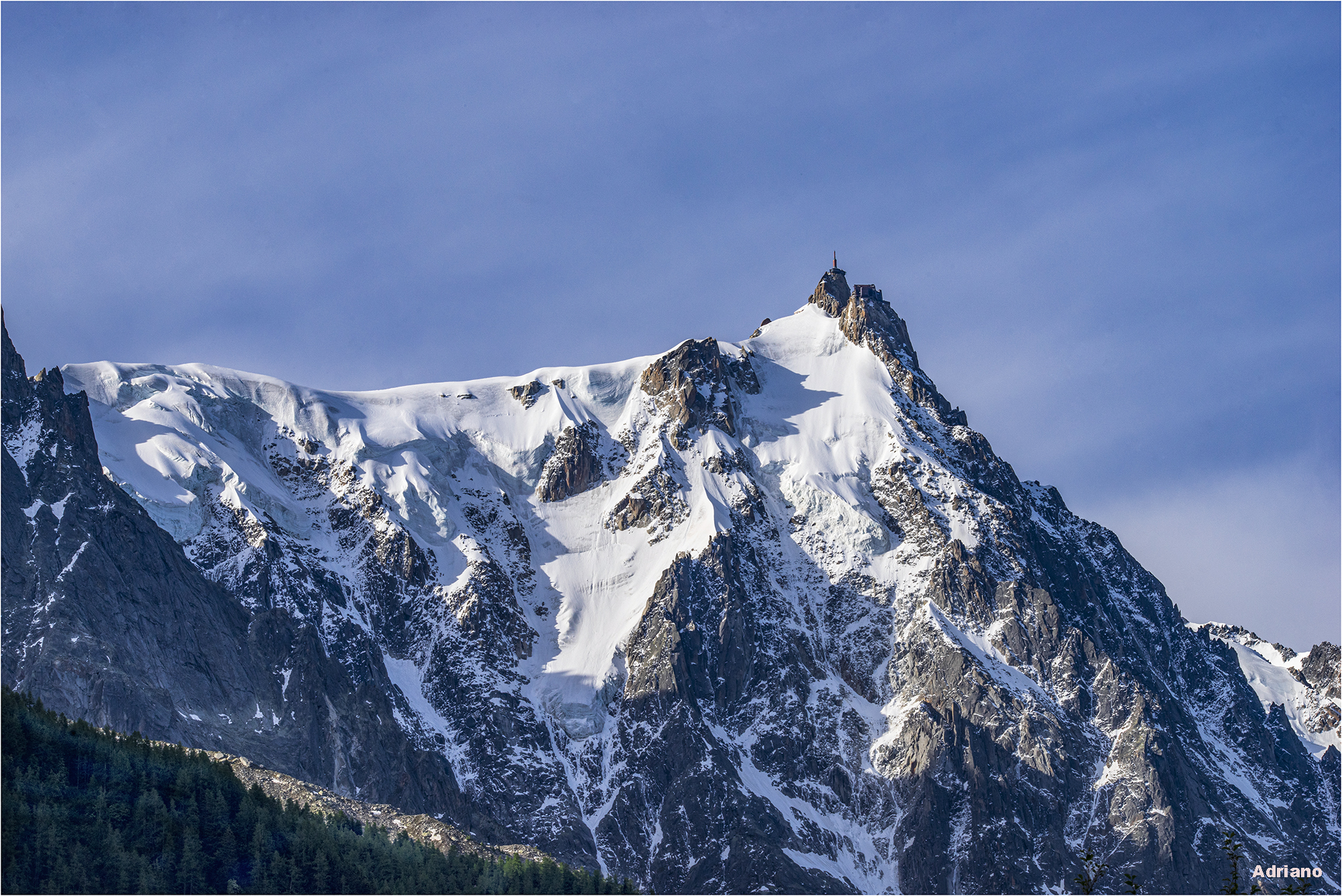 L'Aguille du Midi dans le massif du Mont Blanc.