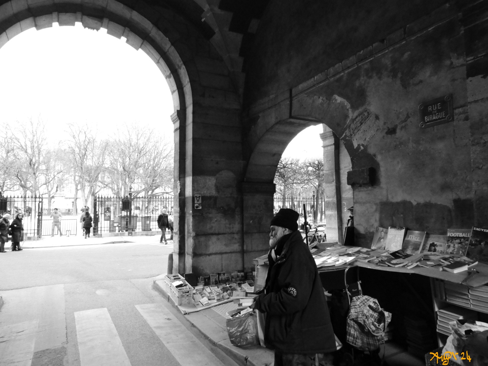Bookshop in... road - Paris