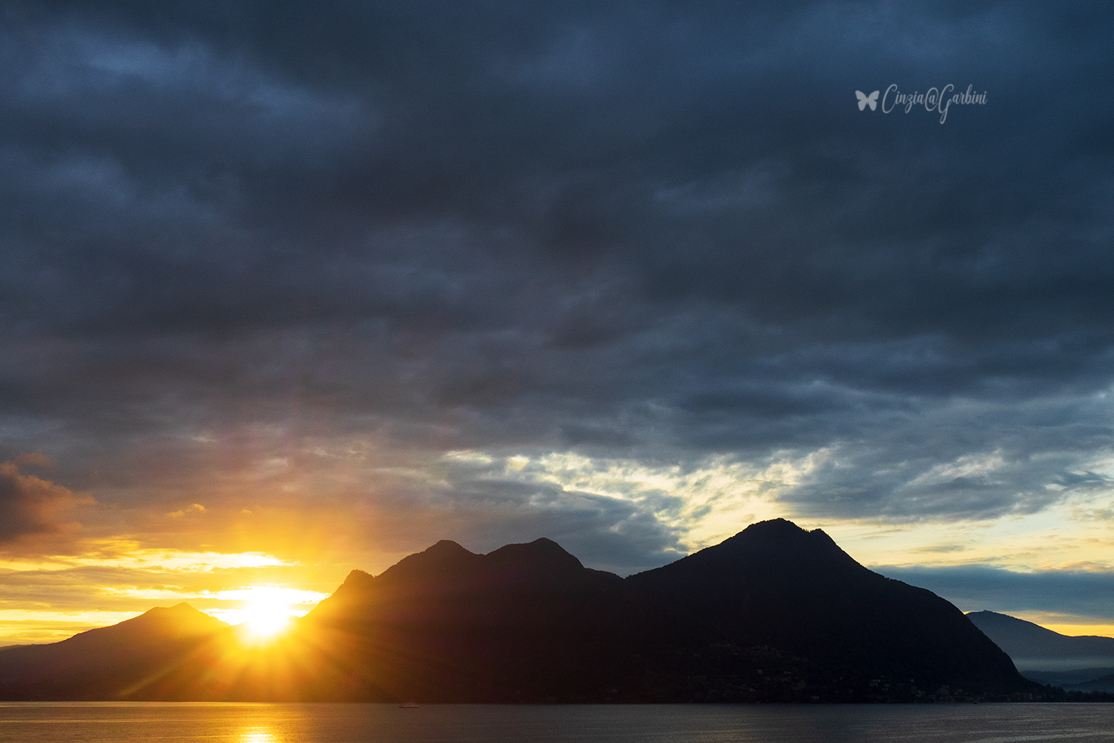 una carezza di luce tra le nubi