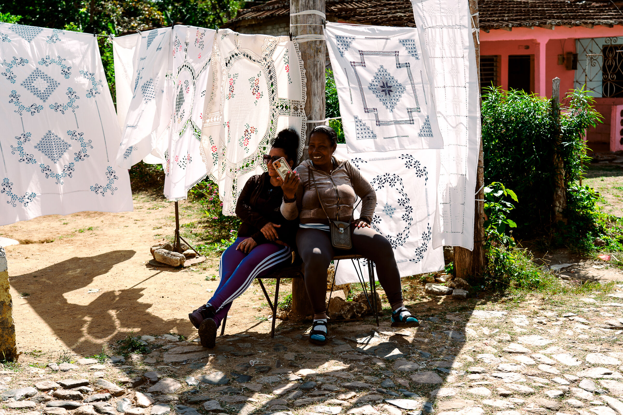 Venditrici di tovaglie di lino