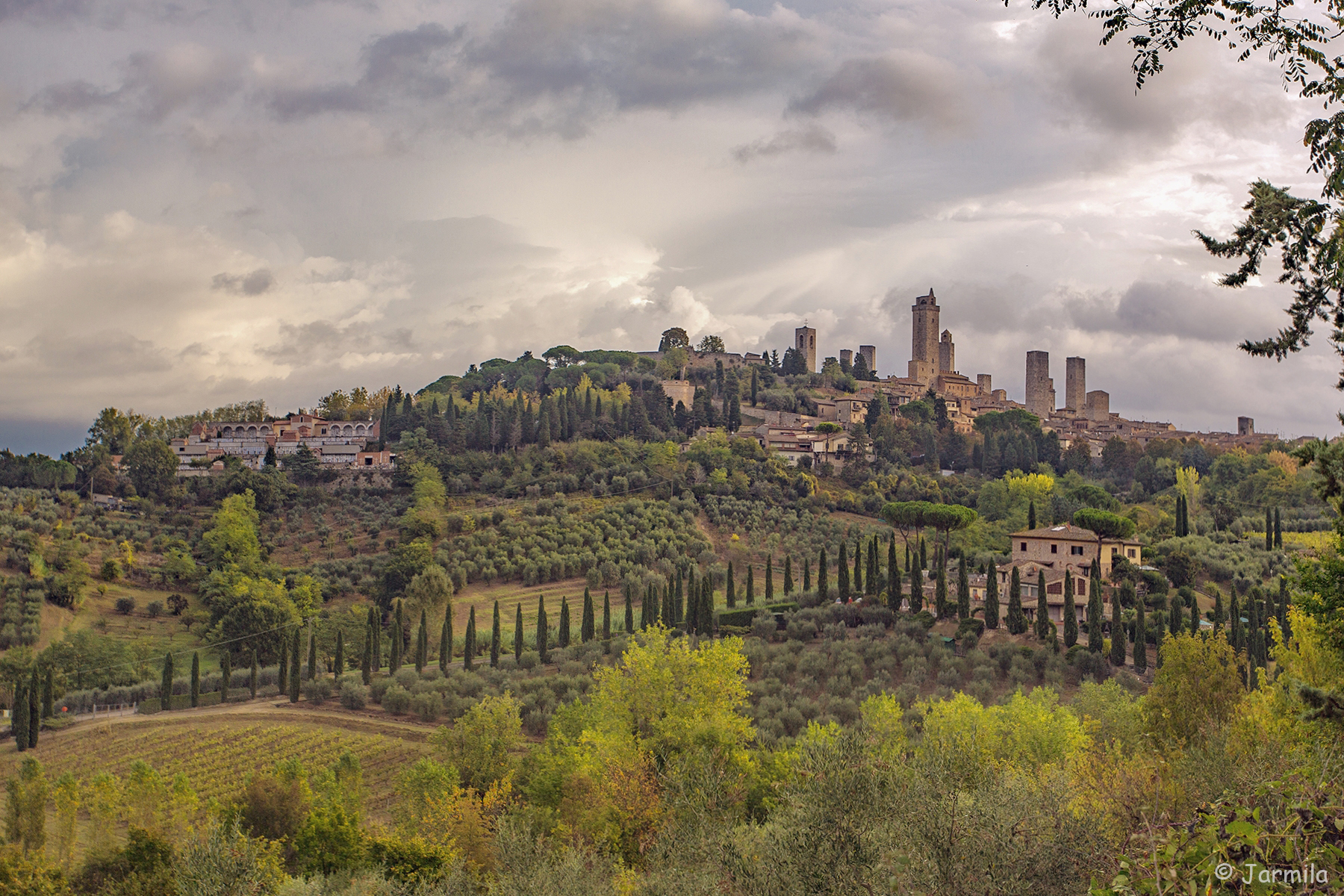 San Gimignano, tra le verdi colline toscane