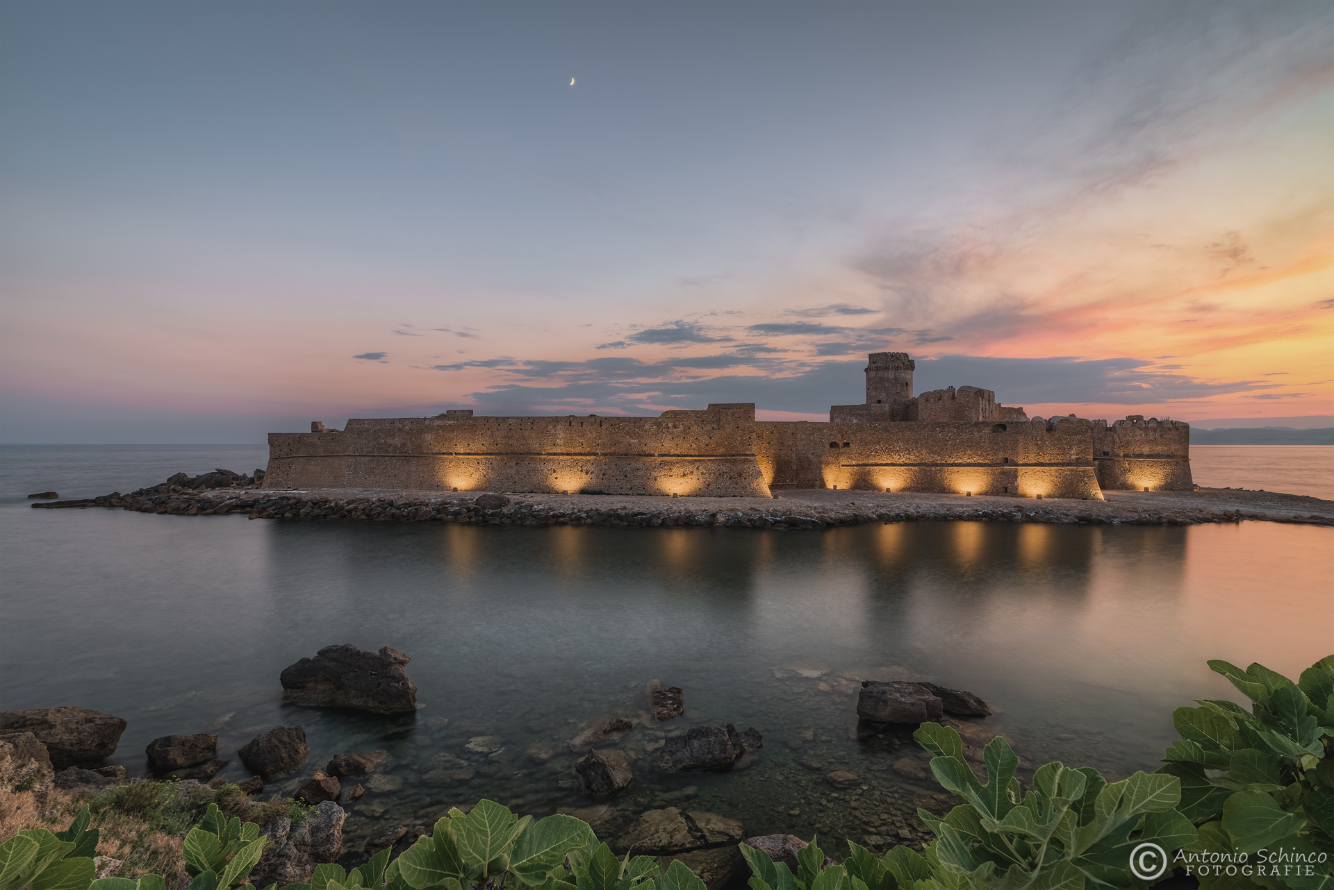 La Fortezza Aragonese Al Crepuscolo