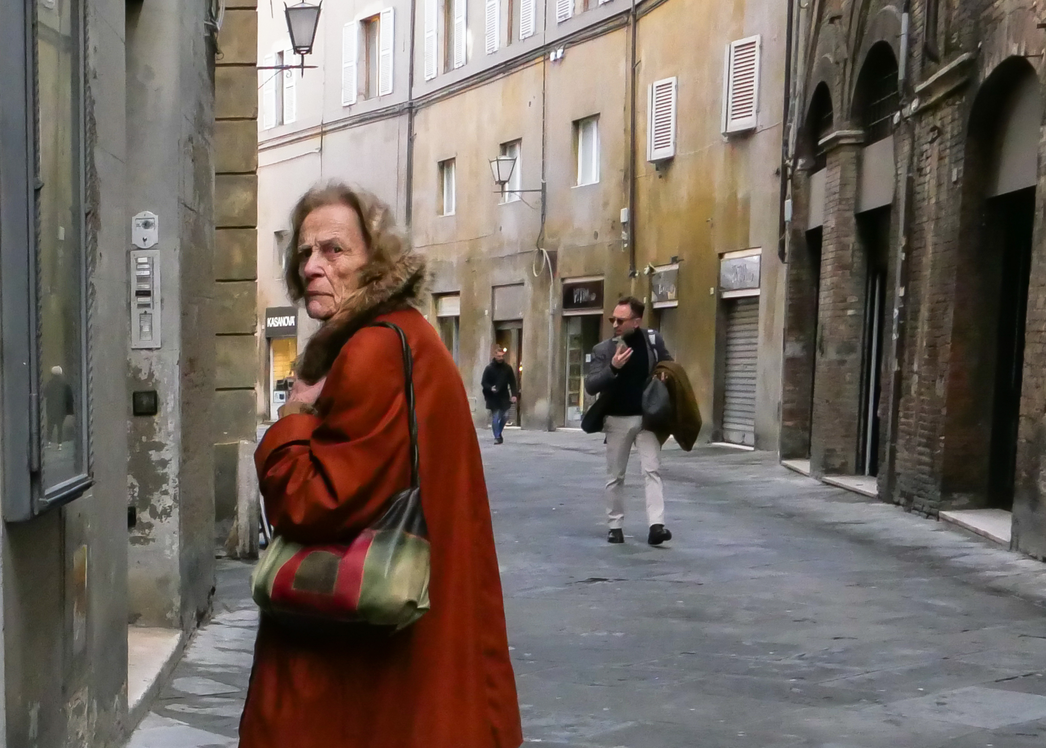 Signora con il cappotto rosso