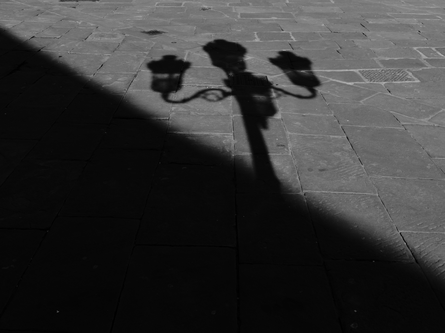 A street lamp that doesn't give light