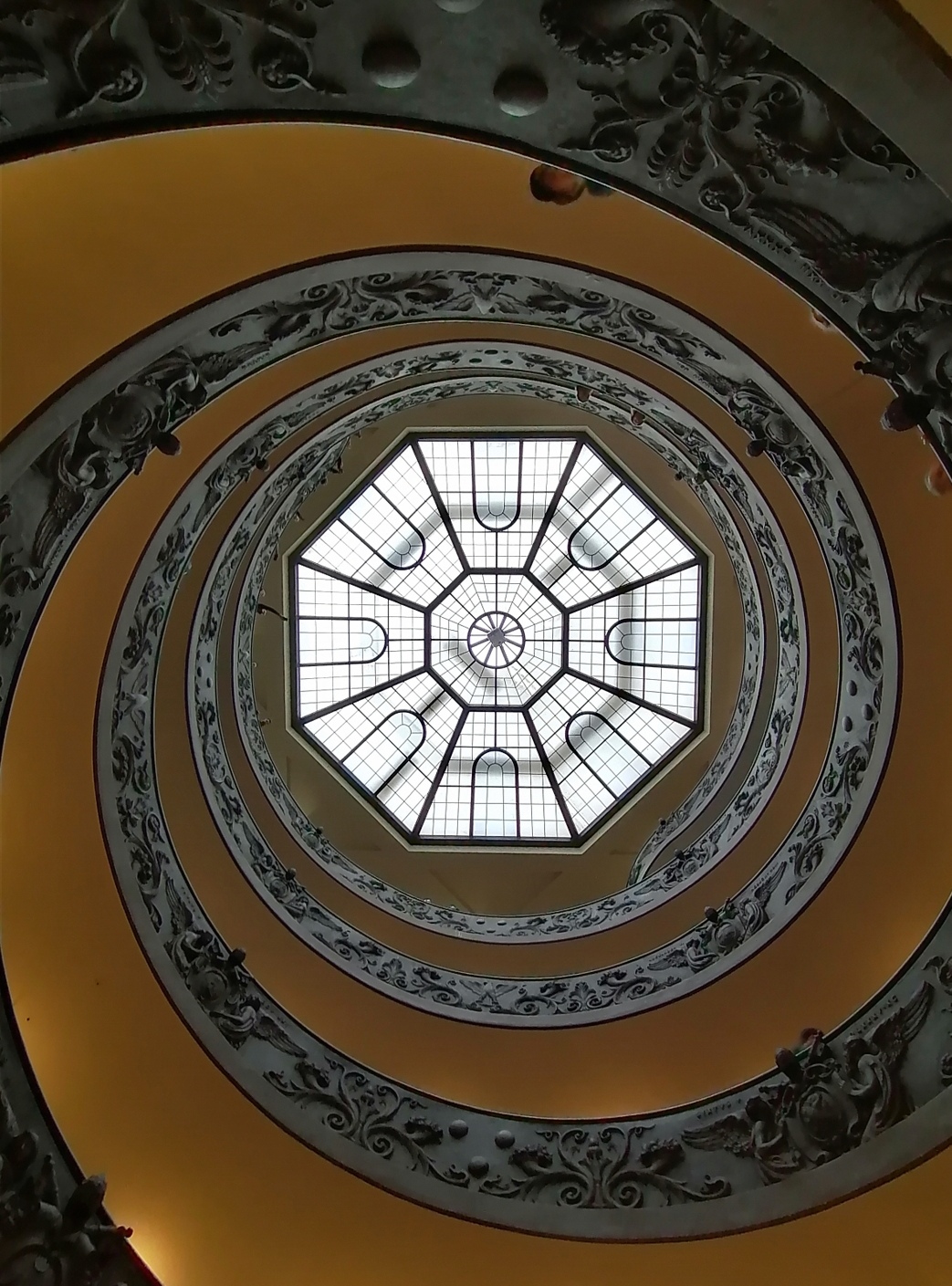 la scala in uscita dei musei vaticani