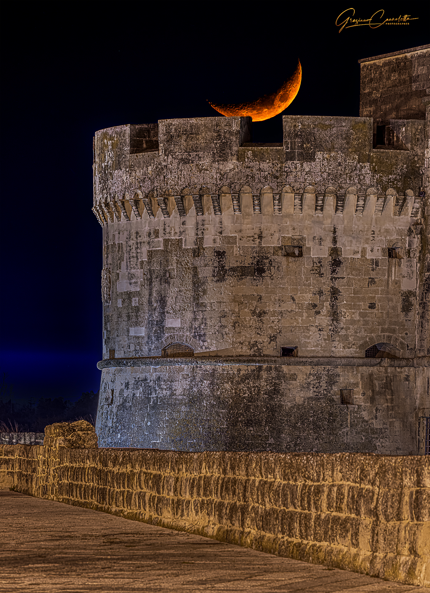 Falce di luna calante sul torrione del castello