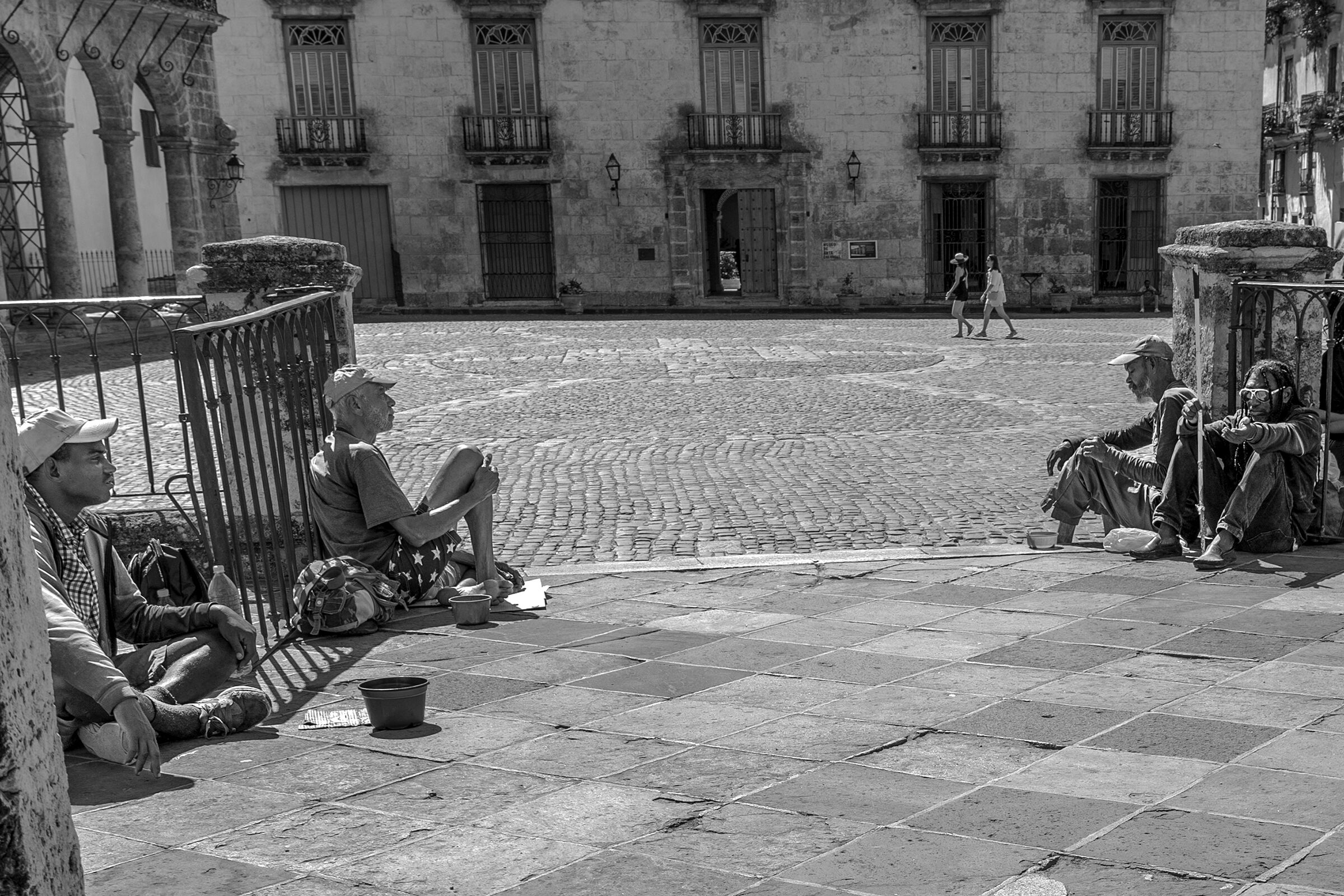 Mendicanti all'uscita della Cattedrale dell'Avana