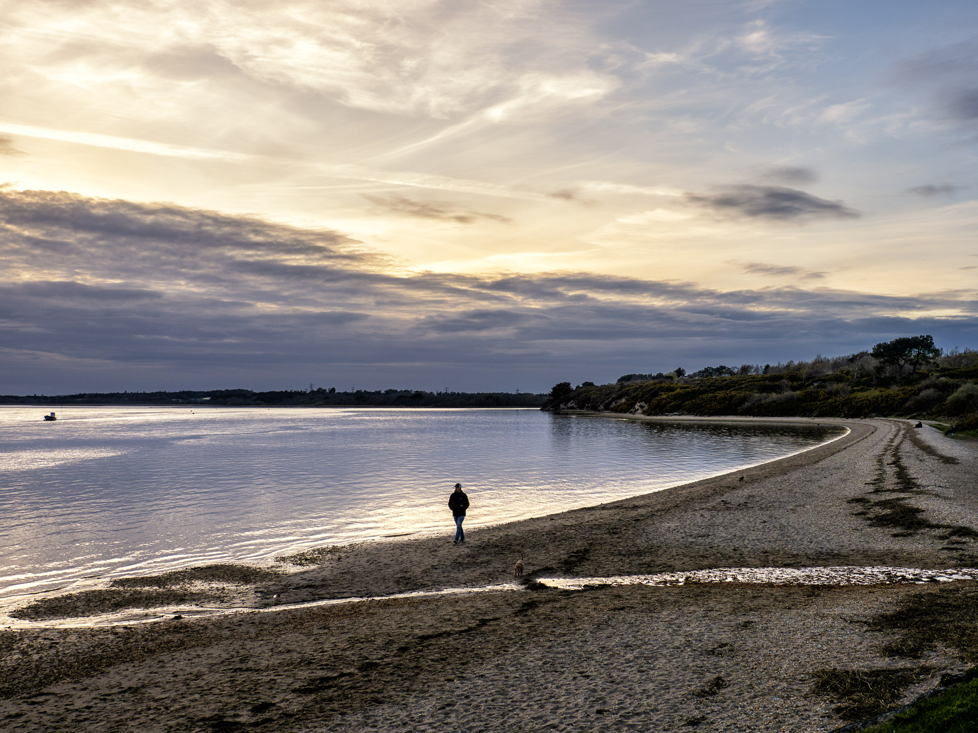 Passeggiata sulla spiaggia al crepuscolo