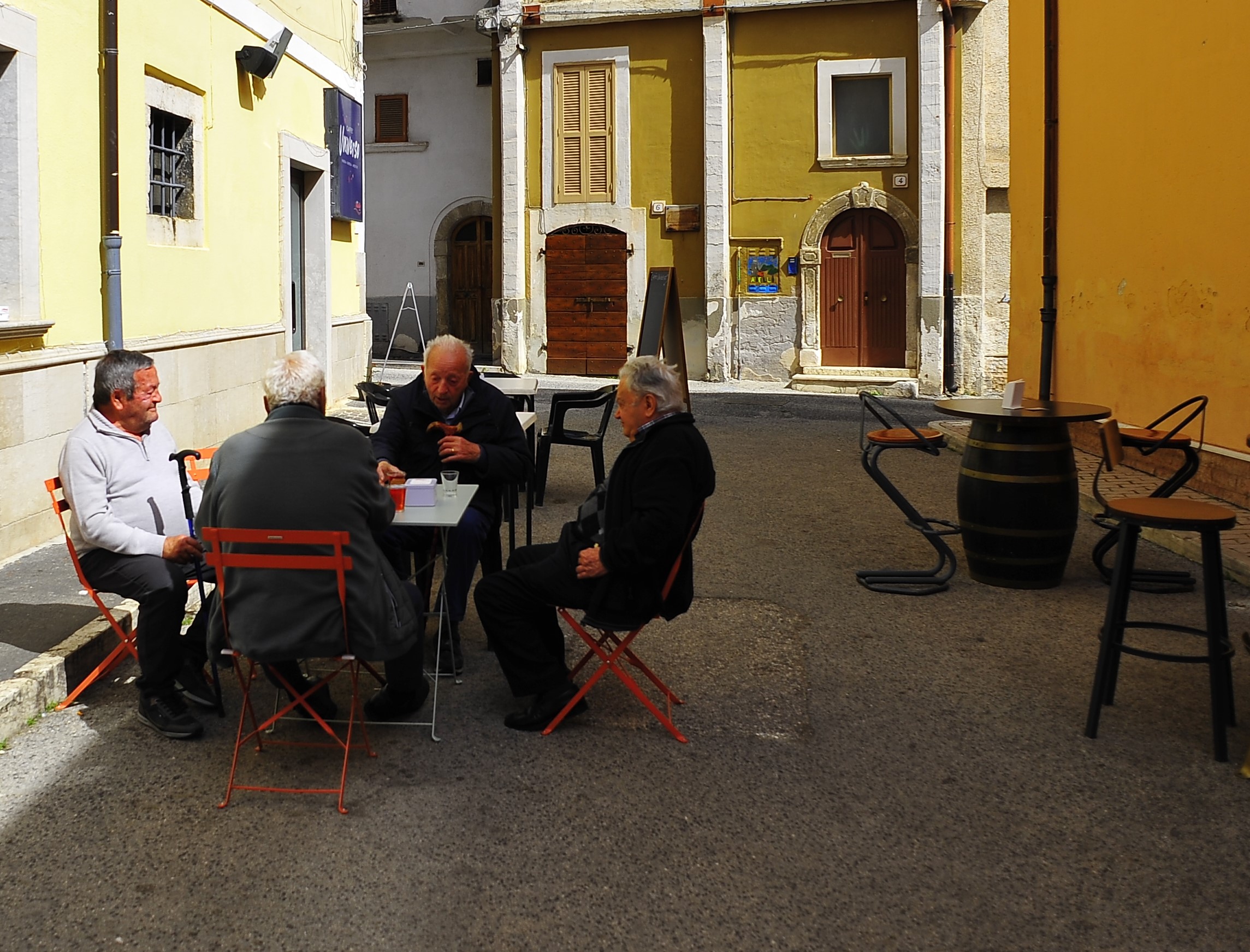 Aielli (aq) - Quattro amici al bar