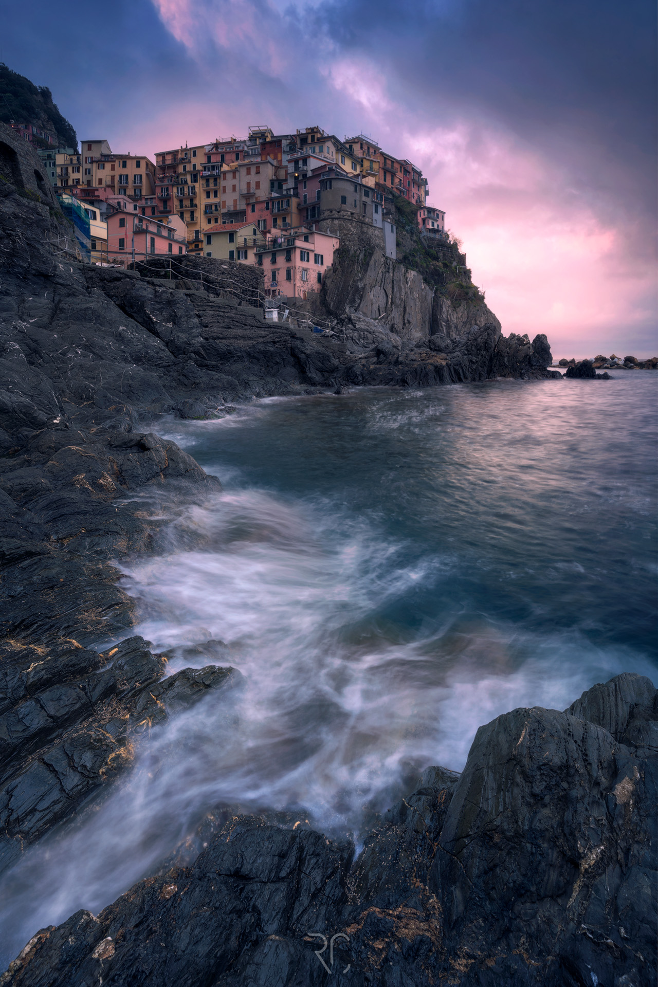 Manarola all'alba: un gioiello di colori