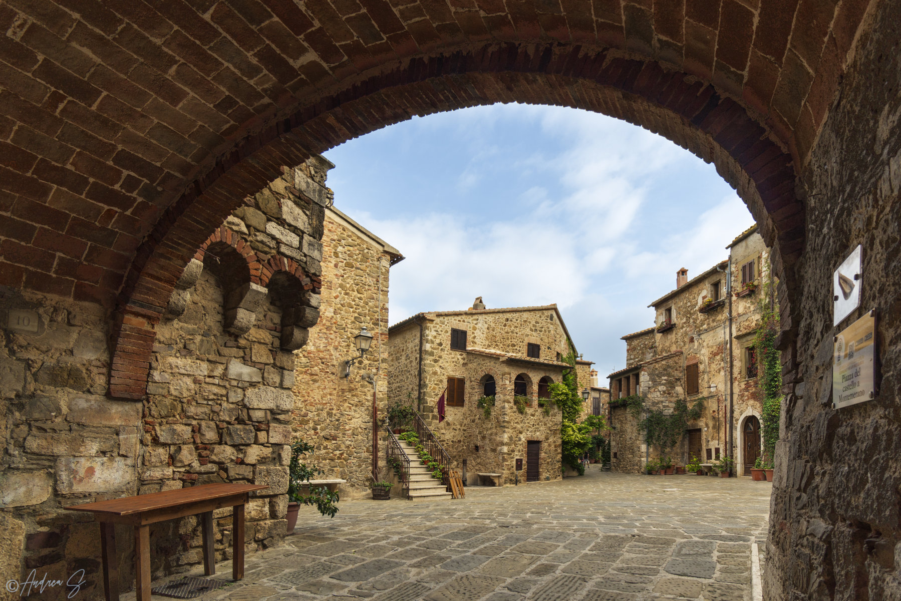 Piazza del Castello di Montemerano