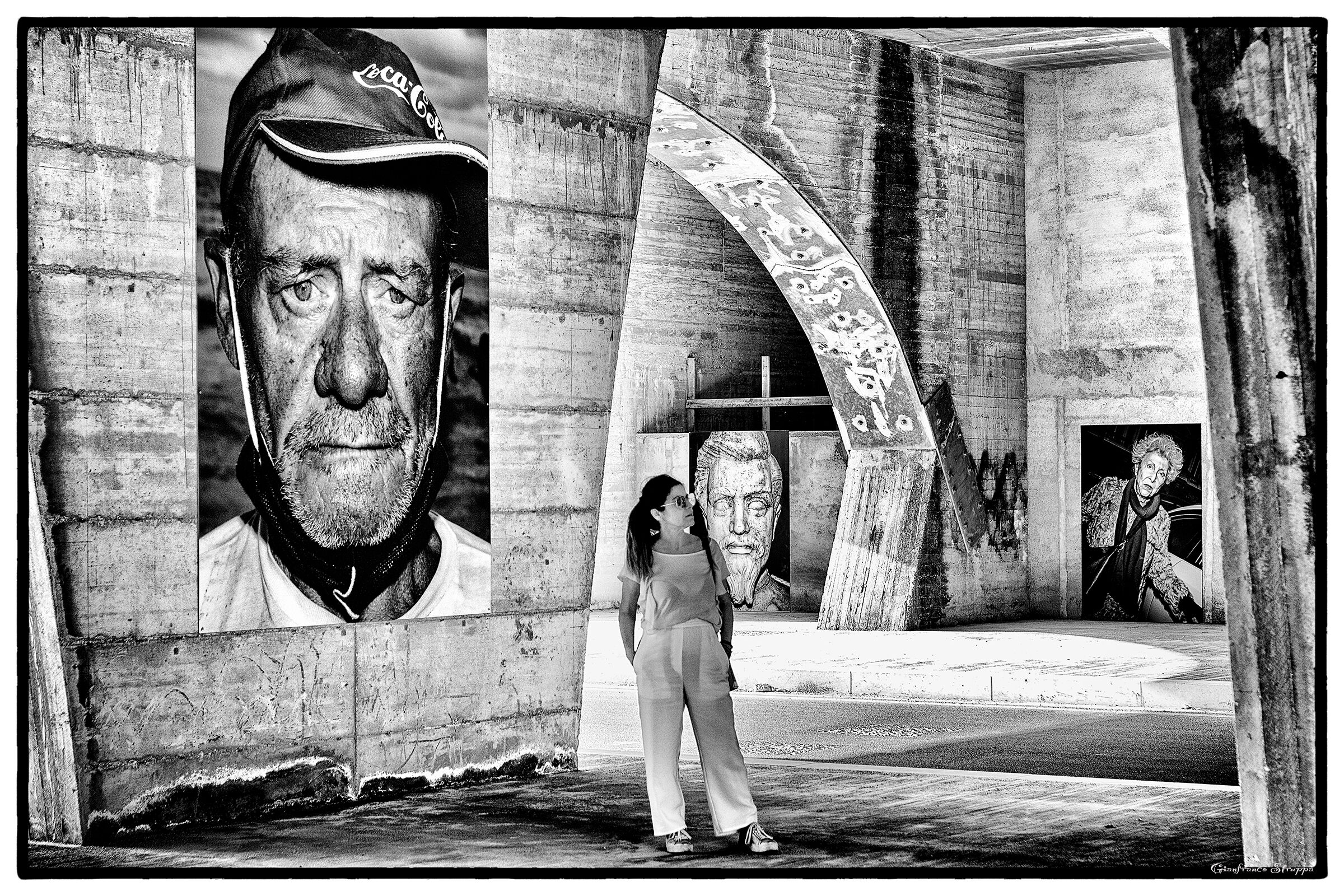 Ammirando foto in bianco e nero
