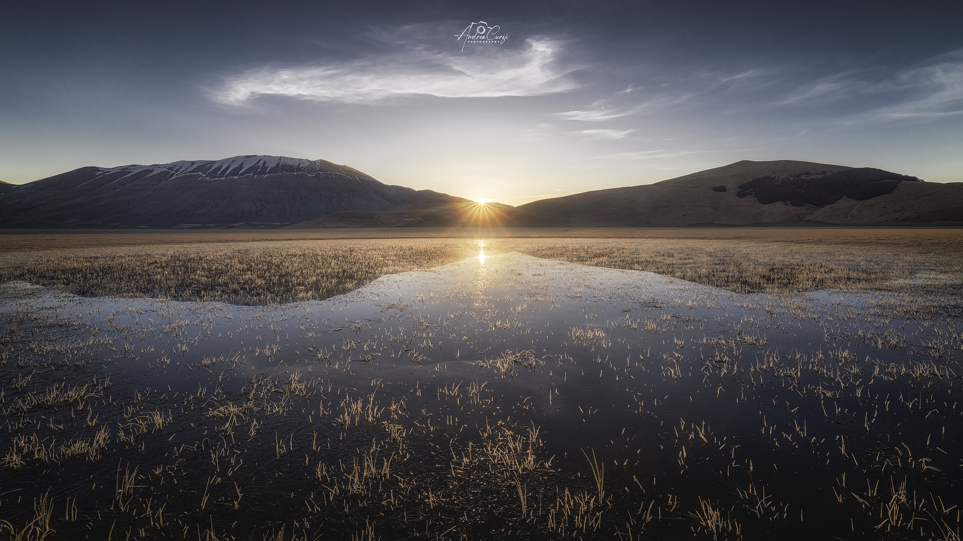 Alba sulla piana di Castelluccio di Norcia