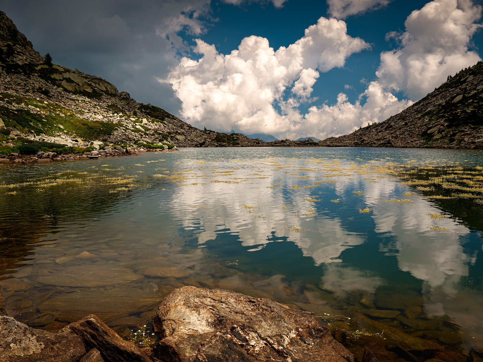 Il cielo si specchia nel Lago della Balma