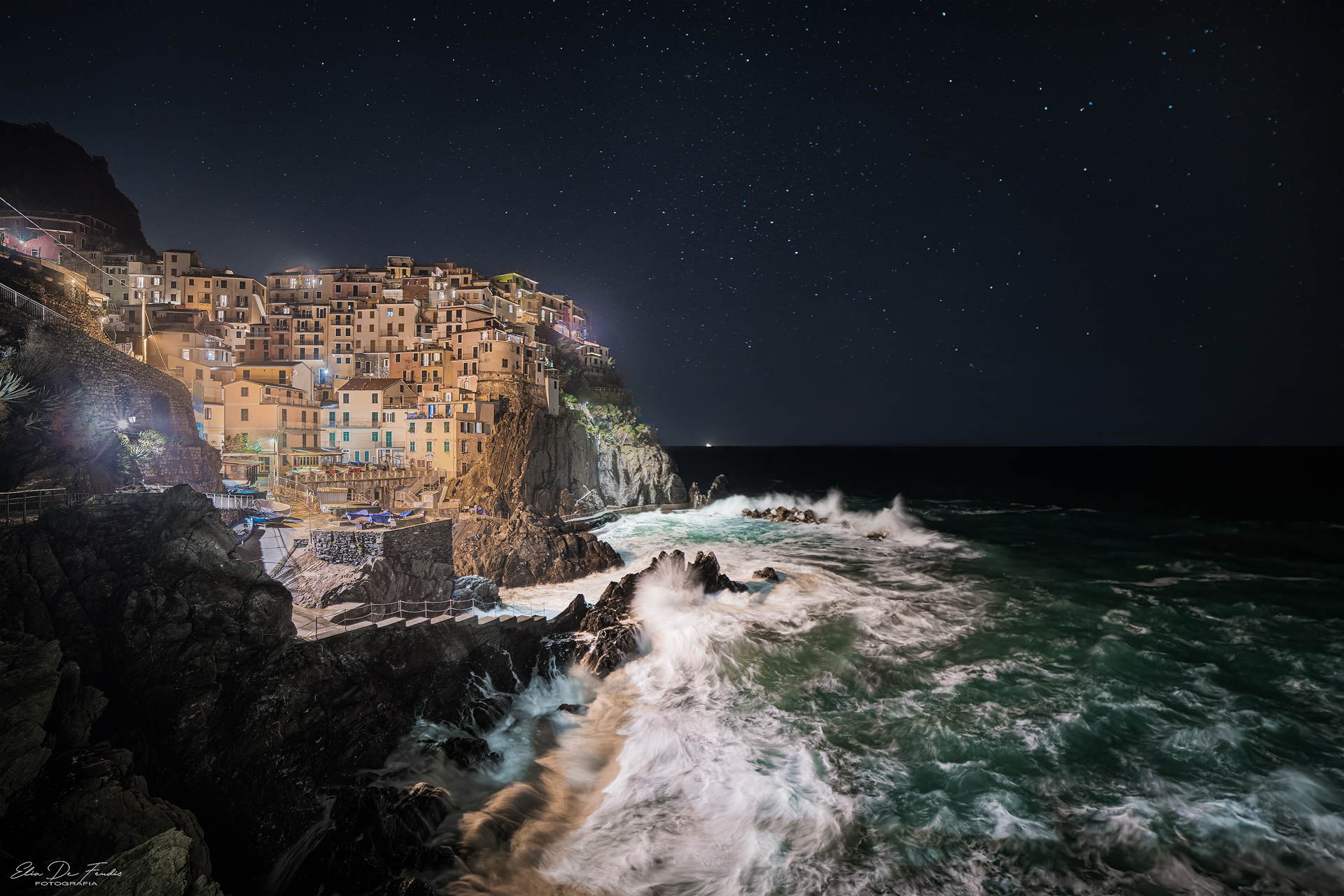 Mareggiata notturna a Manarola