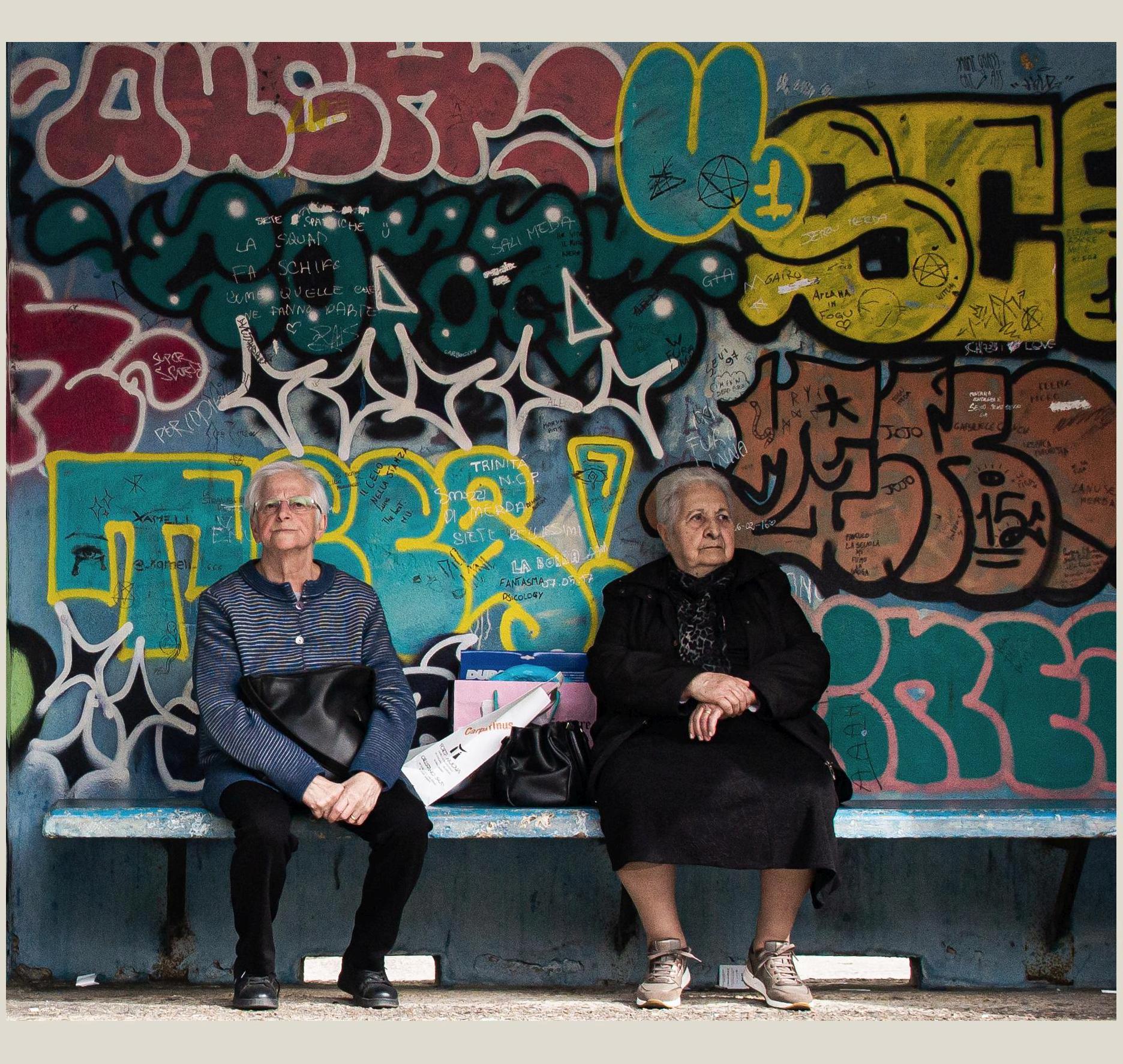 Donne alla fermata dell'autobus