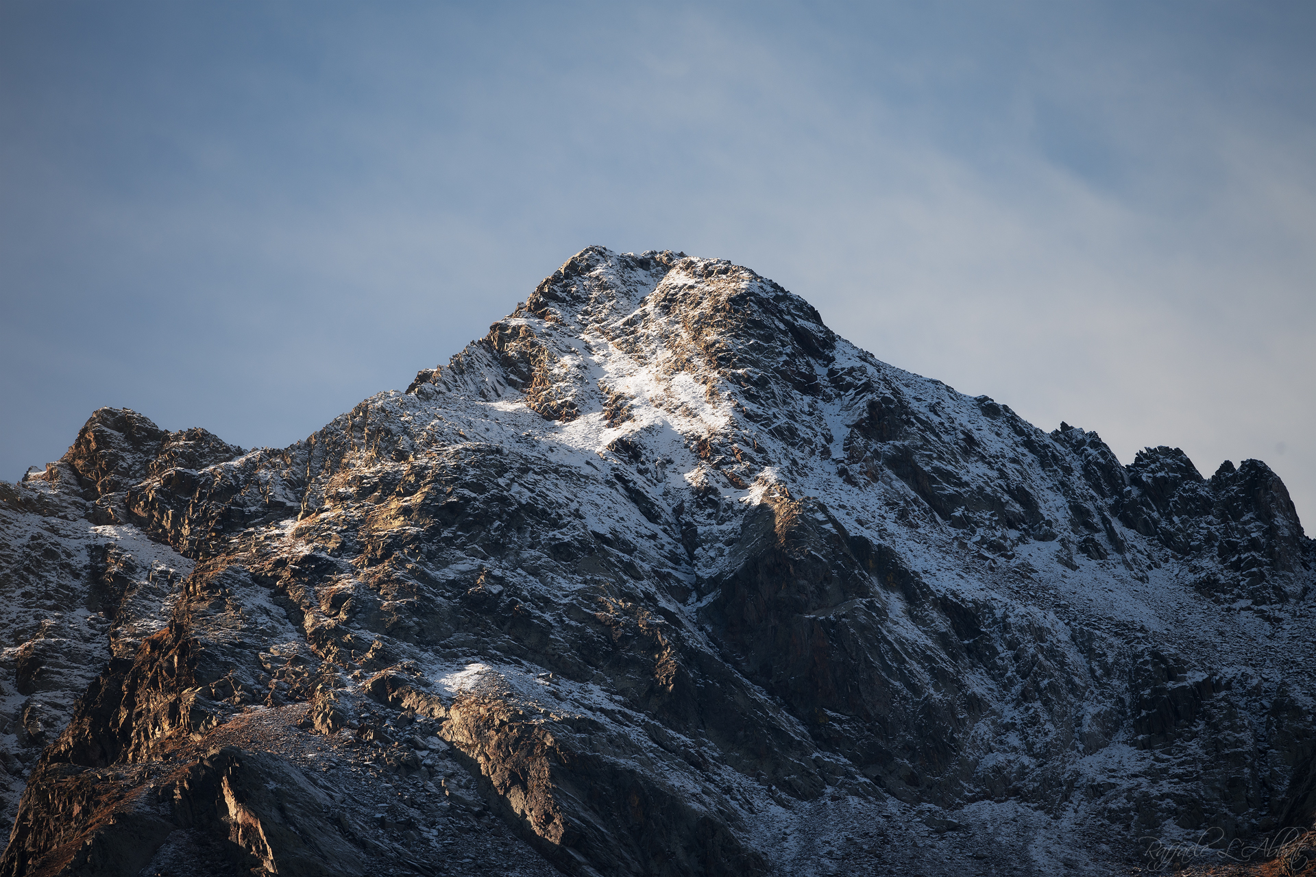 il sole illumina la montagna